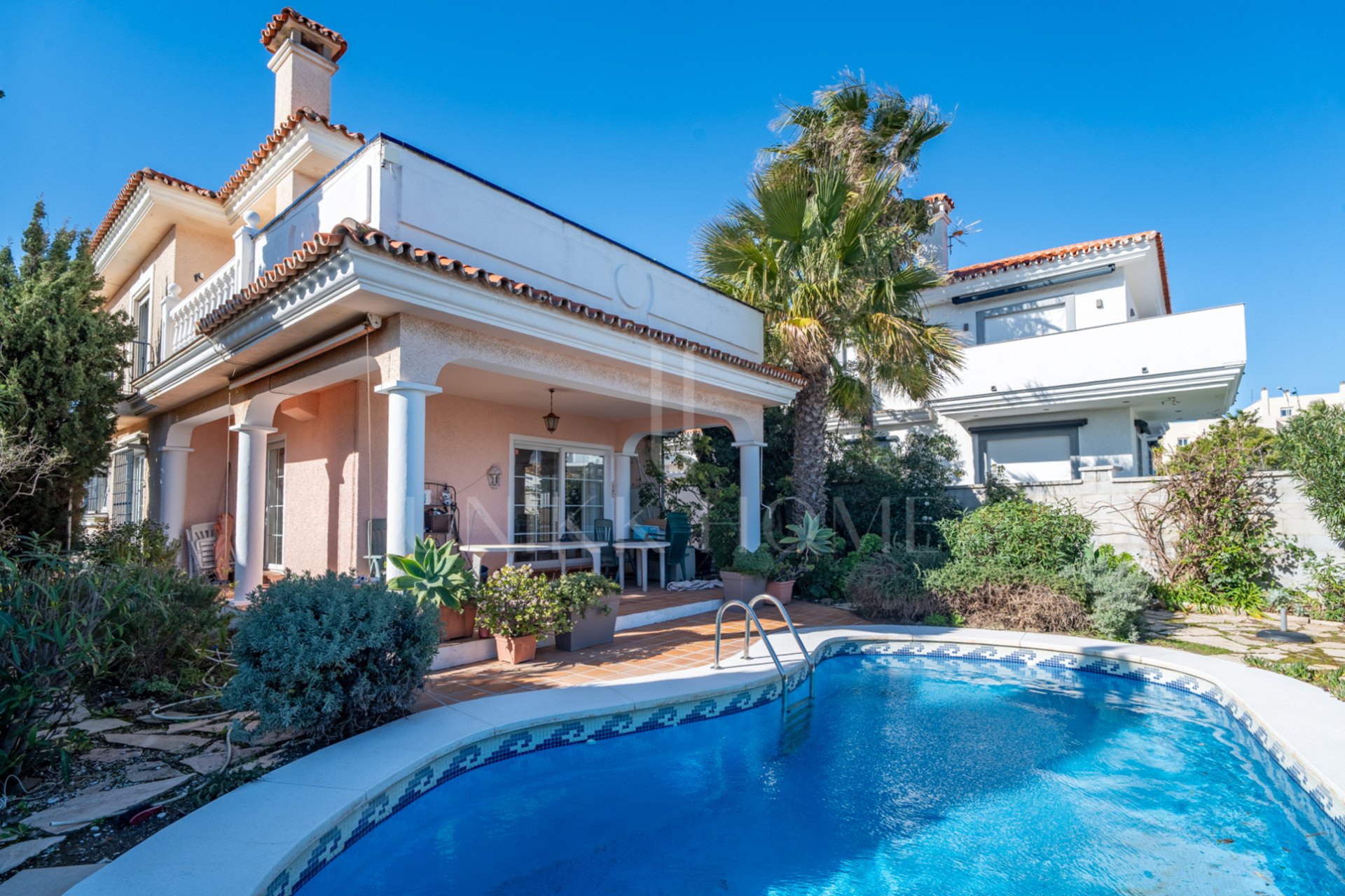 Discover this exclusive villa located in one of the most prestigious residential areas of Fuengirola, located on an elevated plot that offers spectacular panoramic sea views, Sohail Castle and the surrounding mountains. Your privileged