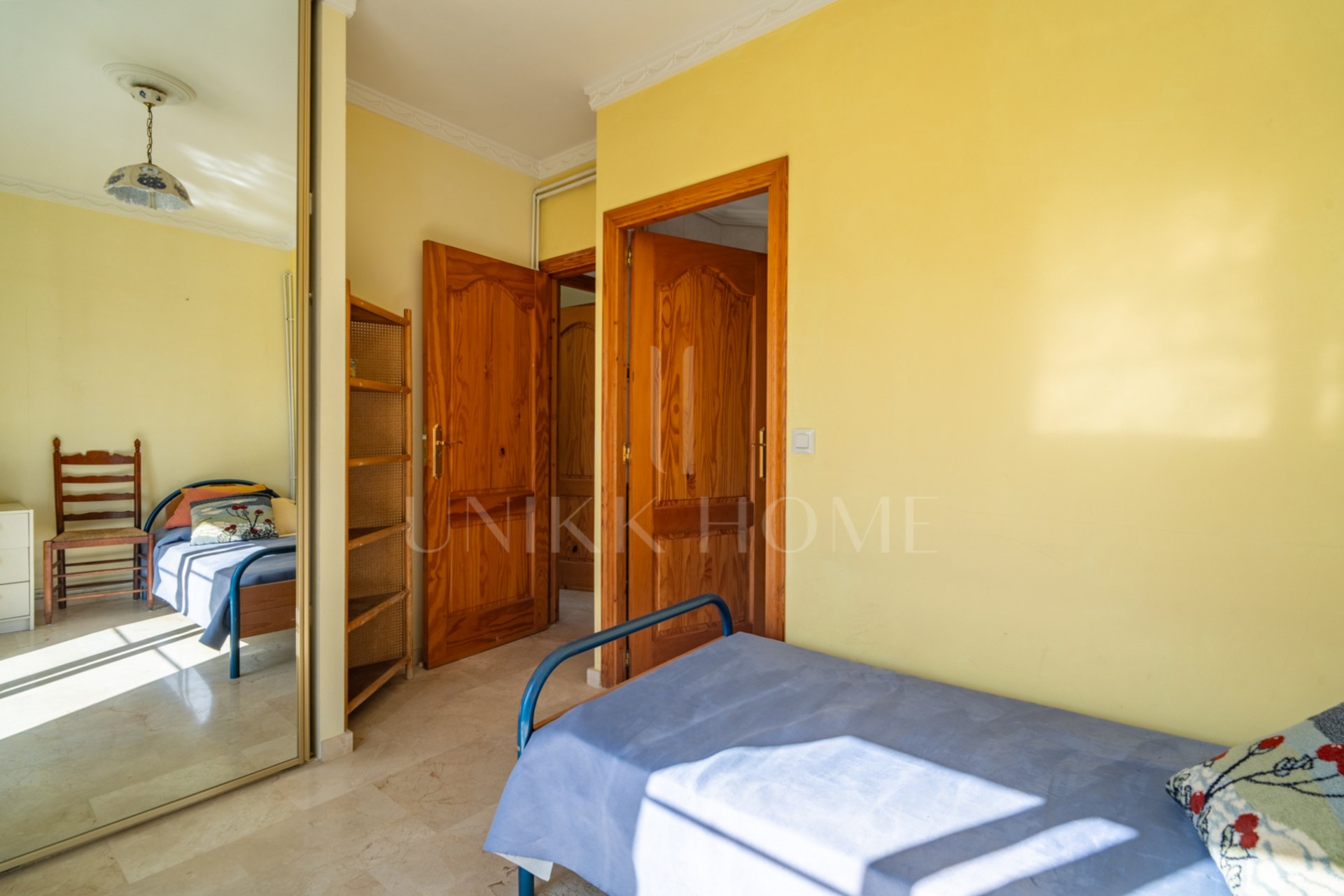 Discover this exclusive villa located in one of the most prestigious residential areas of Fuengirola, located on an elevated plot that offers spectacular panoramic sea views, Sohail Castle and the surrounding mountains. Your privileged