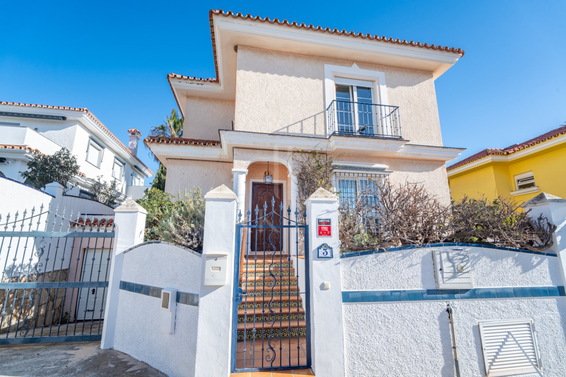 Discover this exclusive villa located in one of the most prestigious residential areas of Fuengirola, located on an elevated plot that offers spectacular panoramic sea views, Sohail Castle and the surrounding mountains. Your privileged