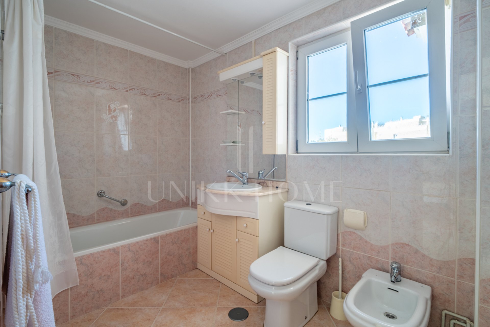 Discover this exclusive villa located in one of the most prestigious residential areas of Fuengirola, located on an elevated plot that offers spectacular panoramic sea views, Sohail Castle and the surrounding mountains. Your privileged
