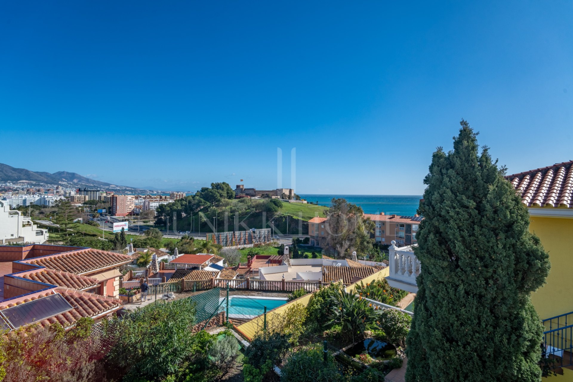 Discover this exclusive villa located in one of the most prestigious residential areas of Fuengirola, located on an elevated plot that offers spectacular panoramic sea views, Sohail Castle and the surrounding mountains. Your privileged
