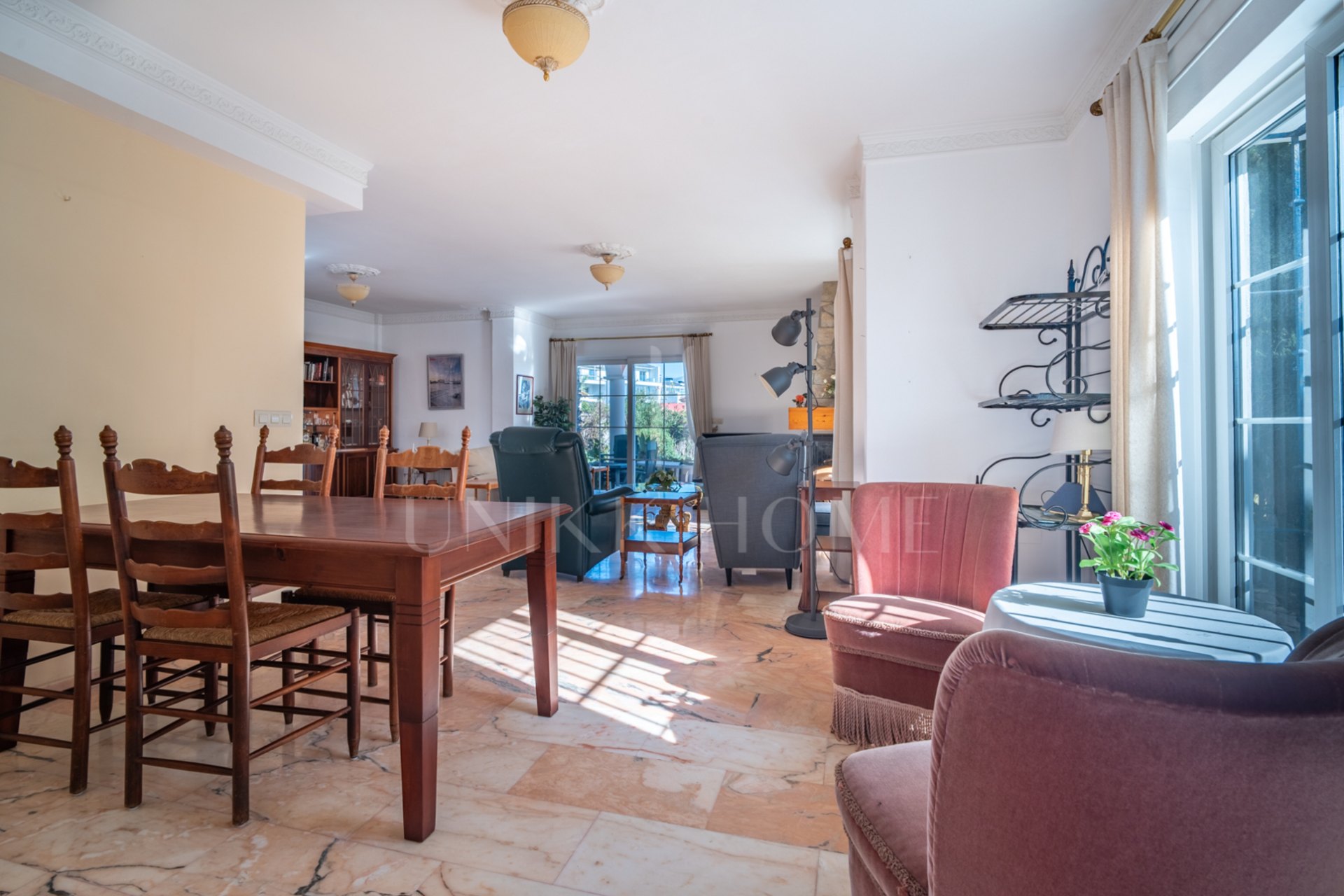 Discover this exclusive villa located in one of the most prestigious residential areas of Fuengirola, located on an elevated plot that offers spectacular panoramic sea views, Sohail Castle and the surrounding mountains. Your privileged