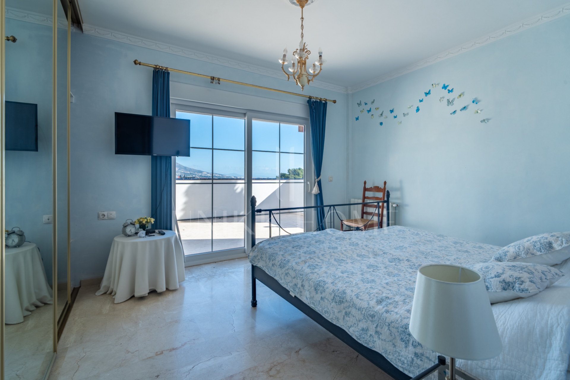 Discover this exclusive villa located in one of the most prestigious residential areas of Fuengirola, located on an elevated plot that offers spectacular panoramic sea views, Sohail Castle and the surrounding mountains. Your privileged