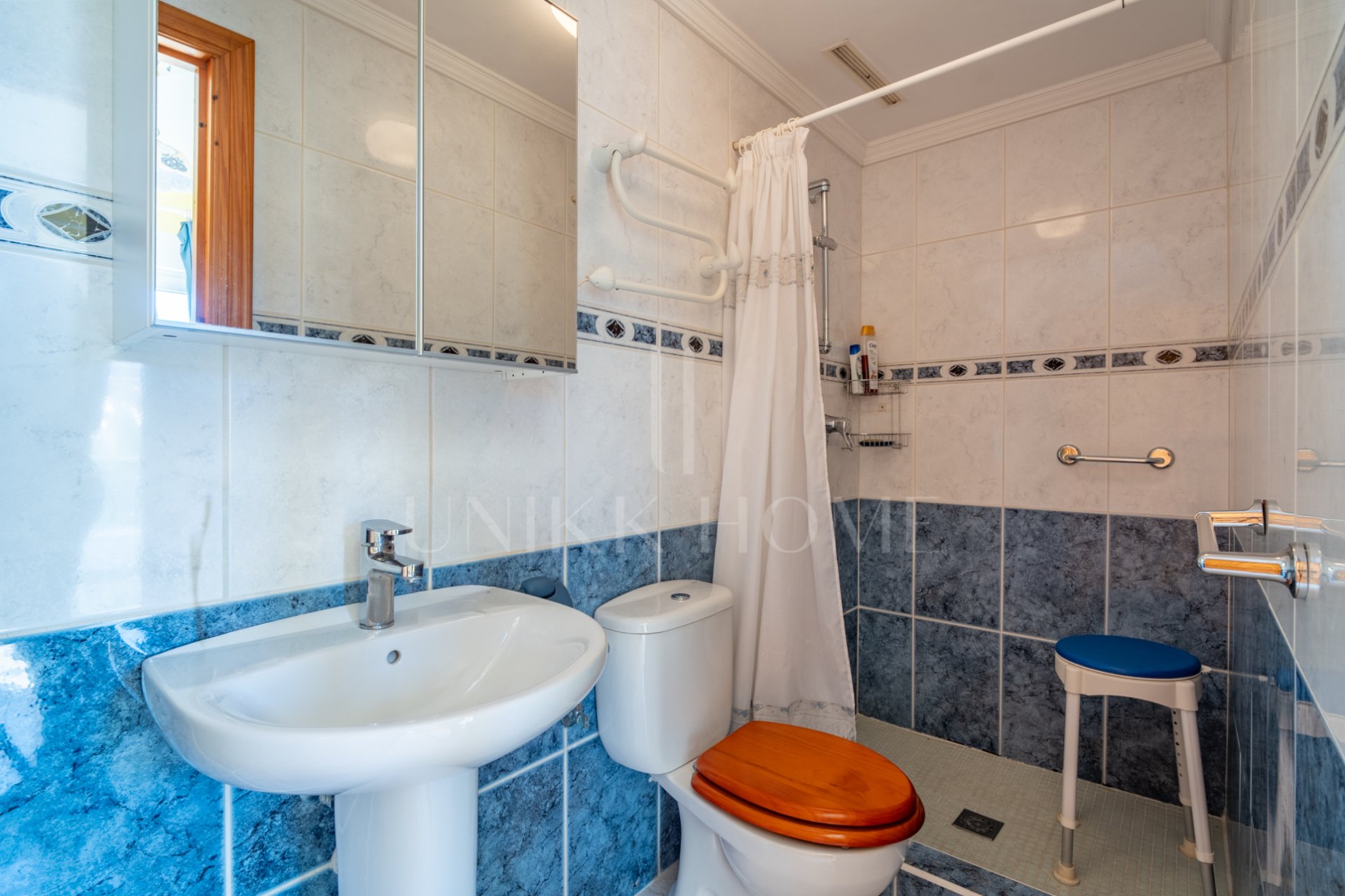 Discover this exclusive villa located in one of the most prestigious residential areas of Fuengirola, located on an elevated plot that offers spectacular panoramic sea views, Sohail Castle and the surrounding mountains. Your privileged