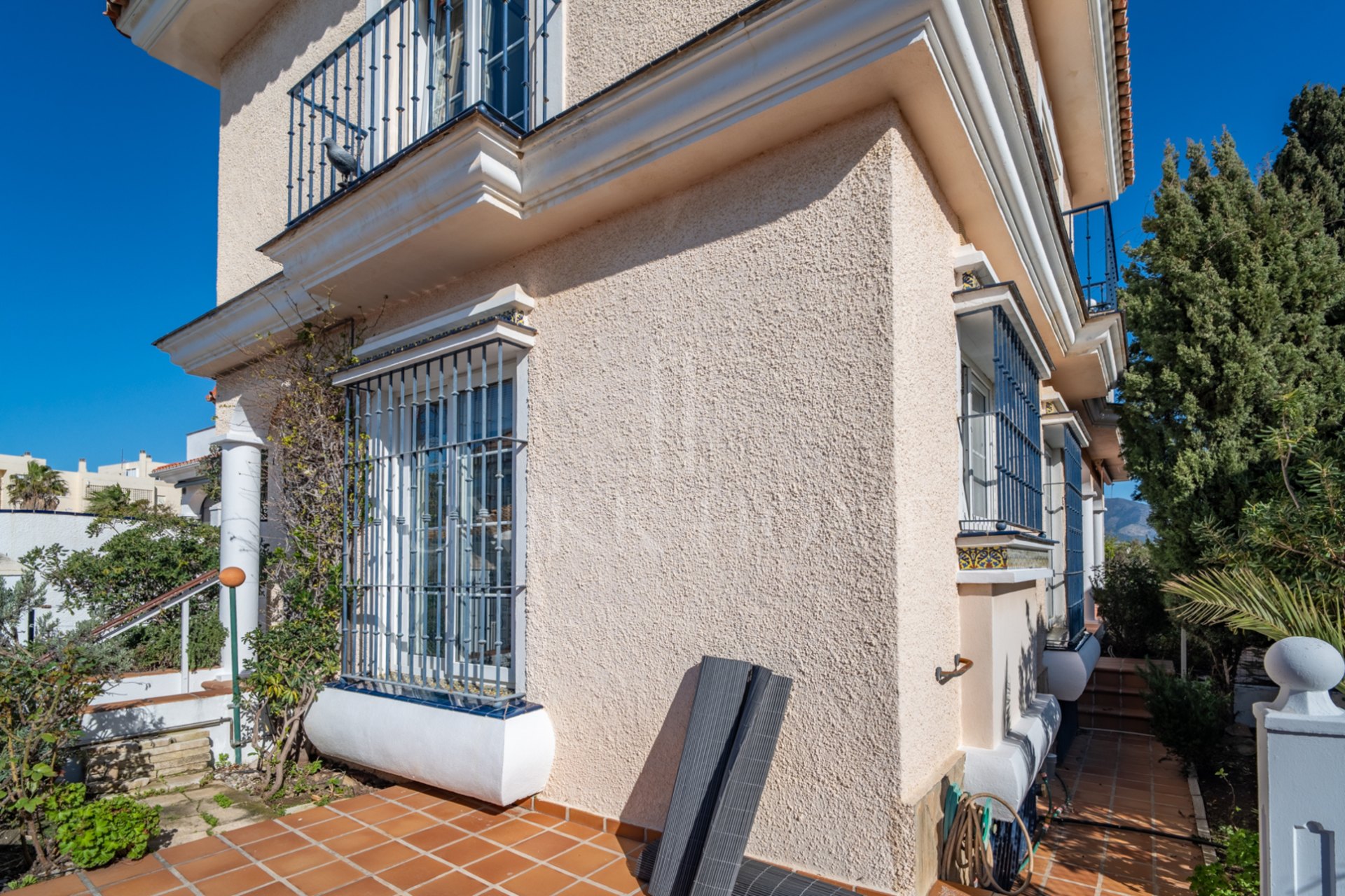 Discover this exclusive villa located in one of the most prestigious residential areas of Fuengirola, located on an elevated plot that offers spectacular panoramic sea views, Sohail Castle and the surrounding mountains. Your privileged