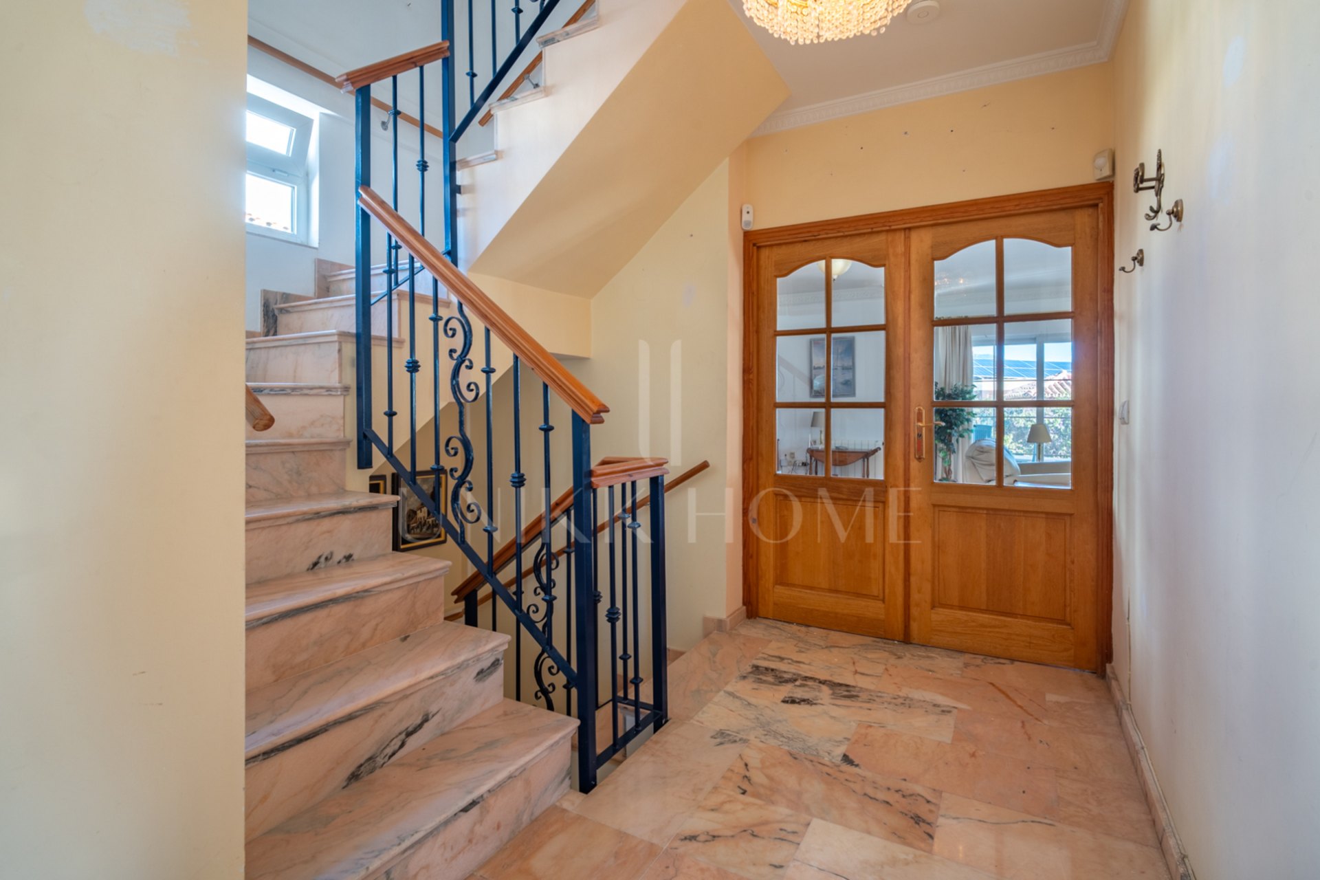 Discover this exclusive villa located in one of the most prestigious residential areas of Fuengirola, located on an elevated plot that offers spectacular panoramic sea views, Sohail Castle and the surrounding mountains. Your privileged