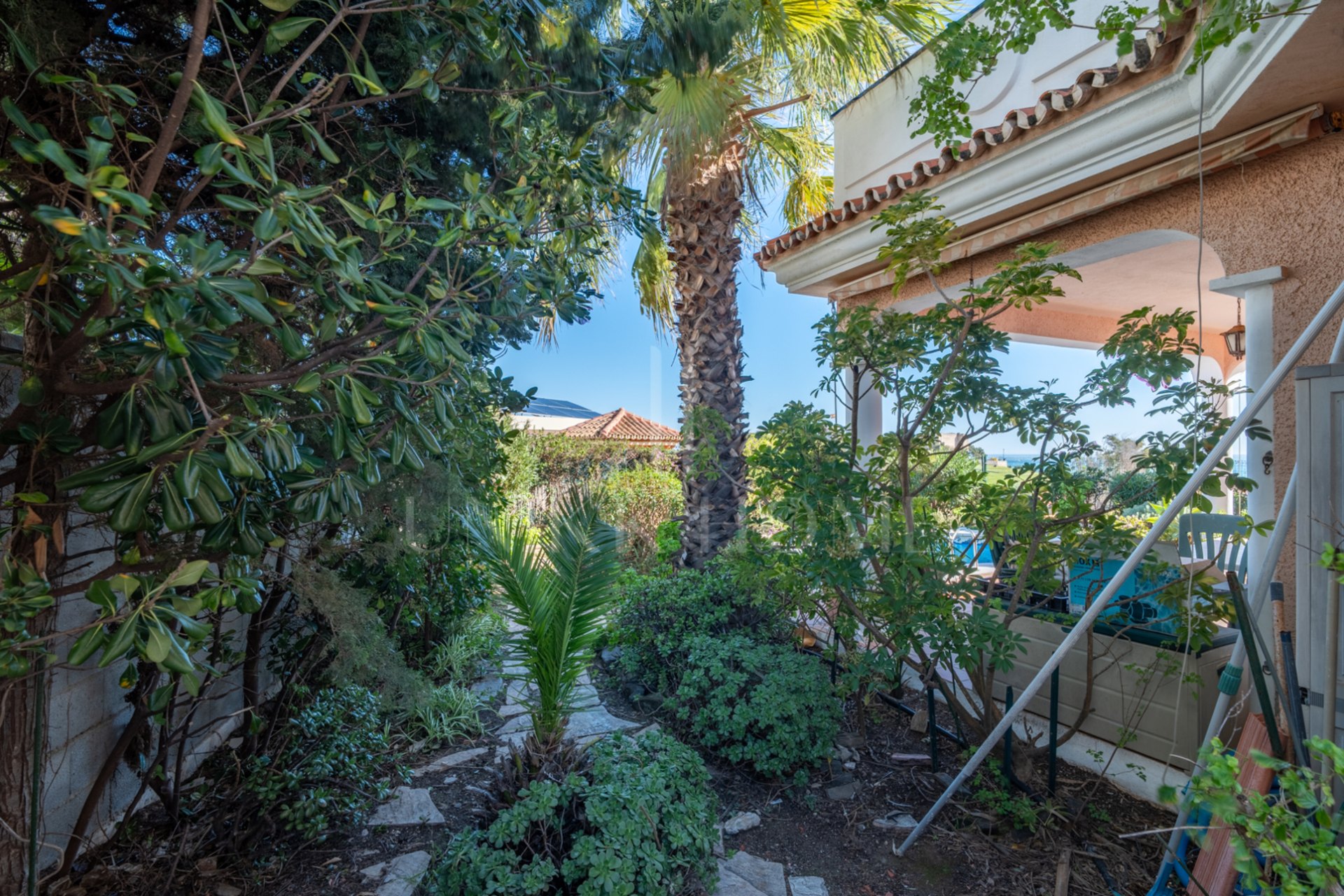 Discover this exclusive villa located in one of the most prestigious residential areas of Fuengirola, located on an elevated plot that offers spectacular panoramic sea views, Sohail Castle and the surrounding mountains. Your privileged