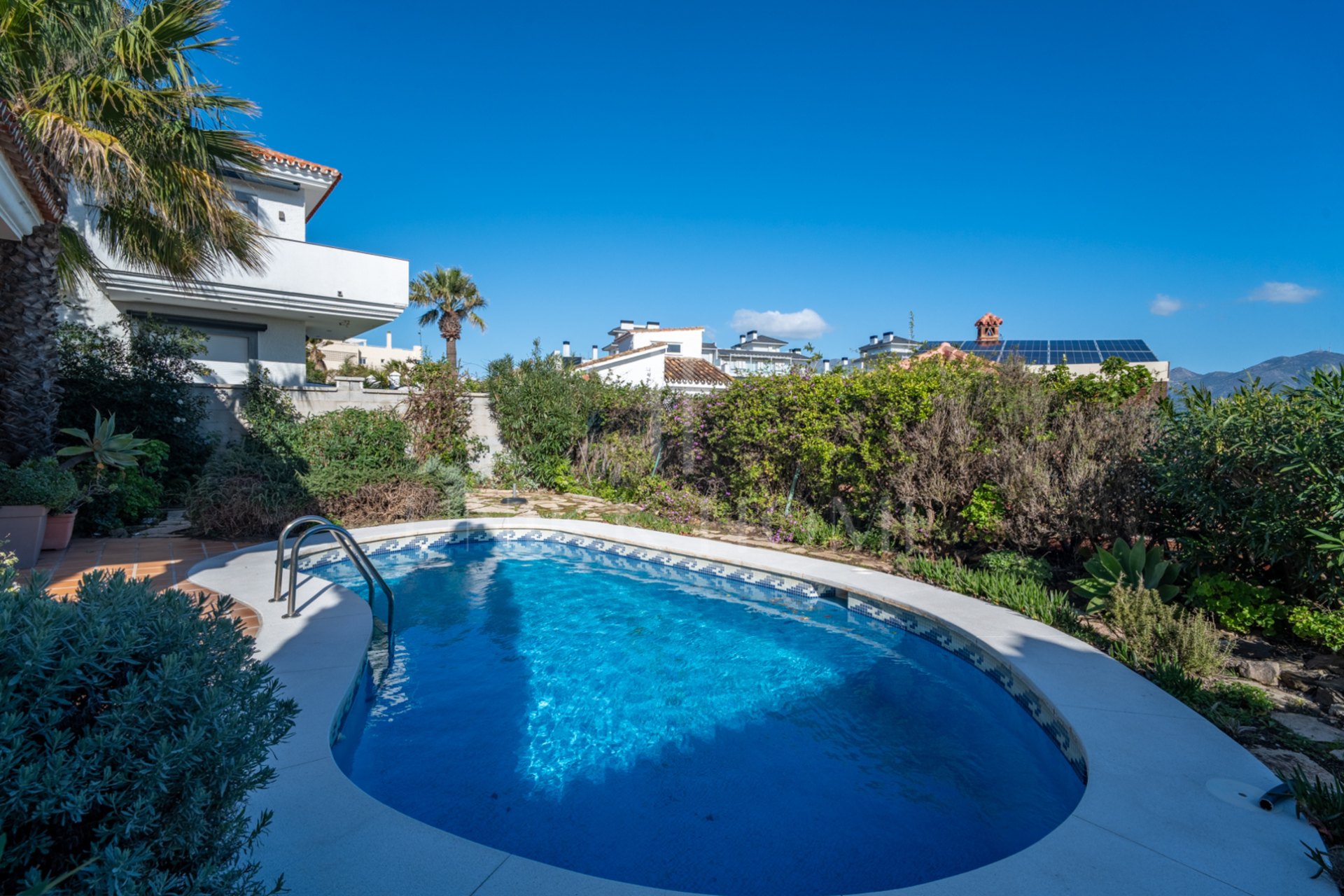 Discover this exclusive villa located in one of the most prestigious residential areas of Fuengirola, located on an elevated plot that offers spectacular panoramic sea views, Sohail Castle and the surrounding mountains. Your privileged