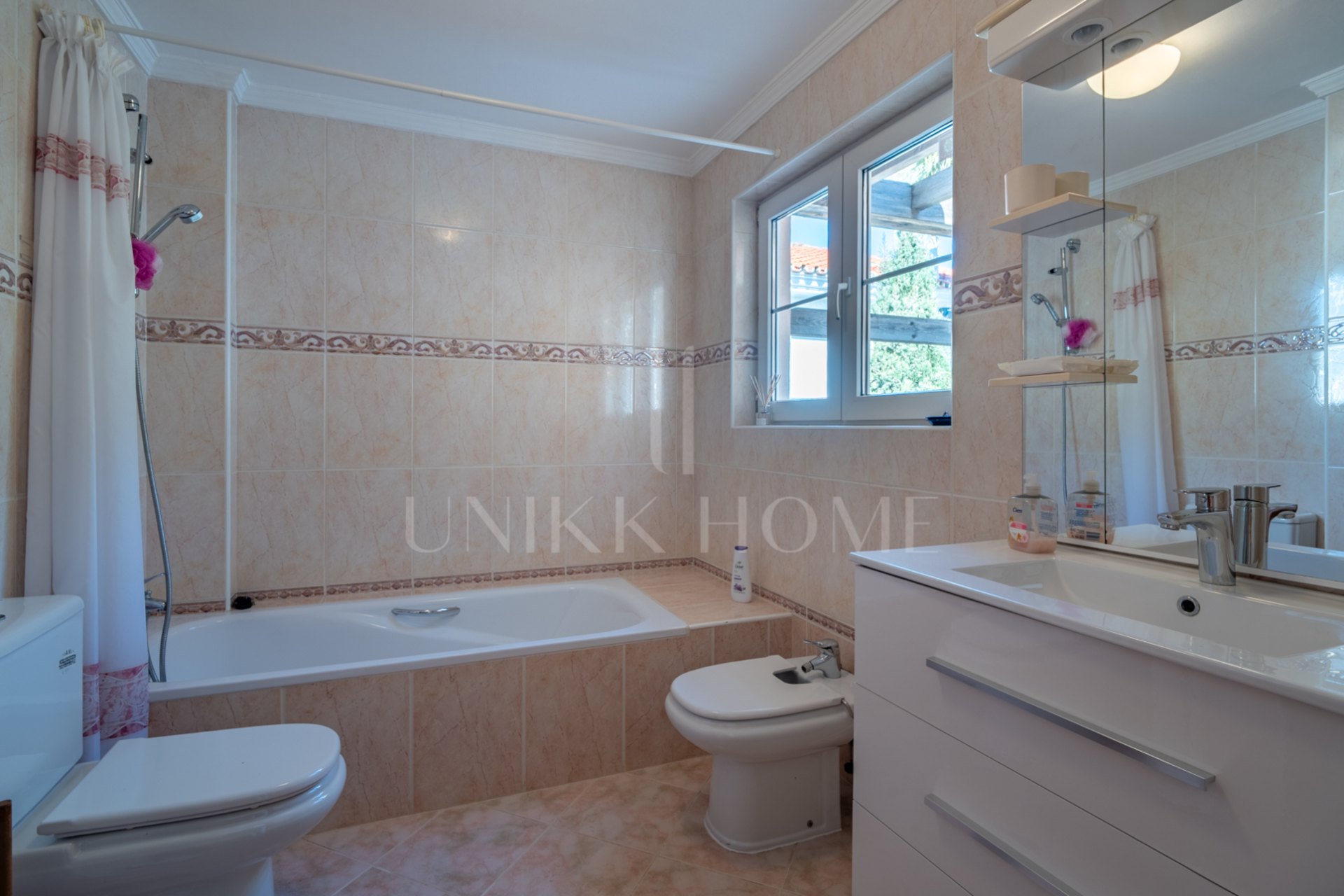 Discover this exclusive villa located in one of the most prestigious residential areas of Fuengirola, located on an elevated plot that offers spectacular panoramic sea views, Sohail Castle and the surrounding mountains. Your privileged