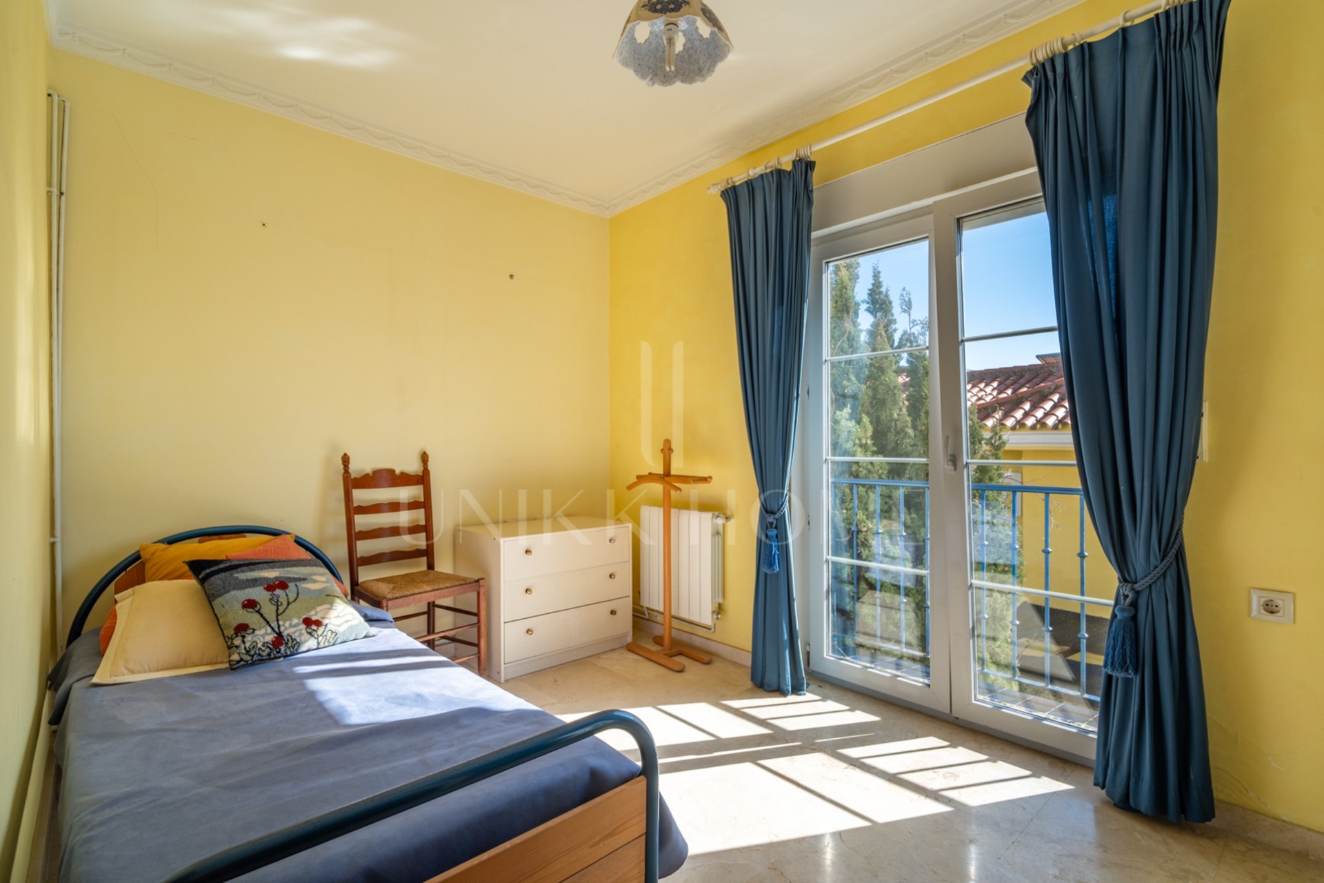 Discover this exclusive villa located in one of the most prestigious residential areas of Fuengirola, located on an elevated plot that offers spectacular panoramic sea views, Sohail Castle and the surrounding mountains. Your privileged