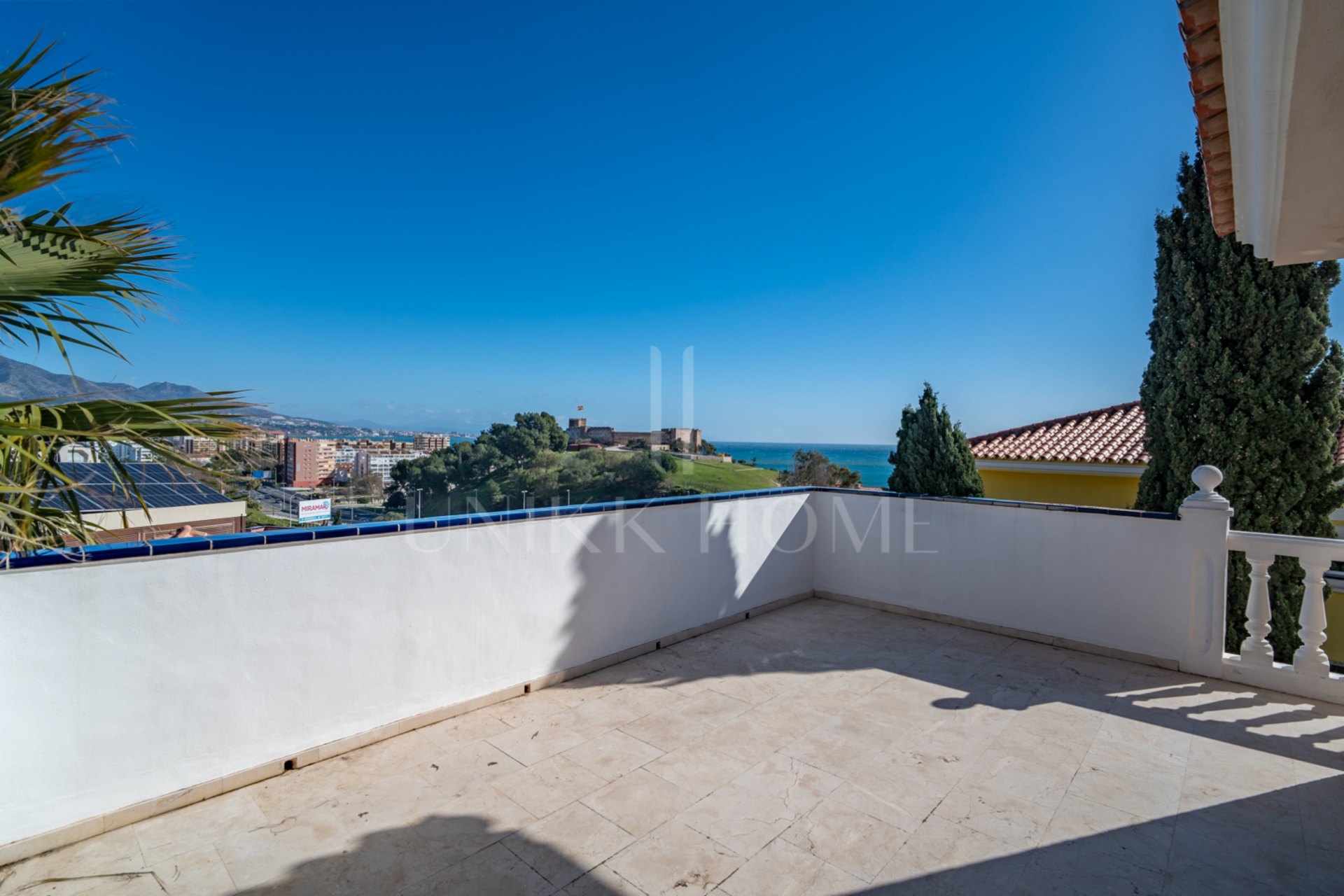Discover this exclusive villa located in one of the most prestigious residential areas of Fuengirola, located on an elevated plot that offers spectacular panoramic sea views, Sohail Castle and the surrounding mountains. Your privileged