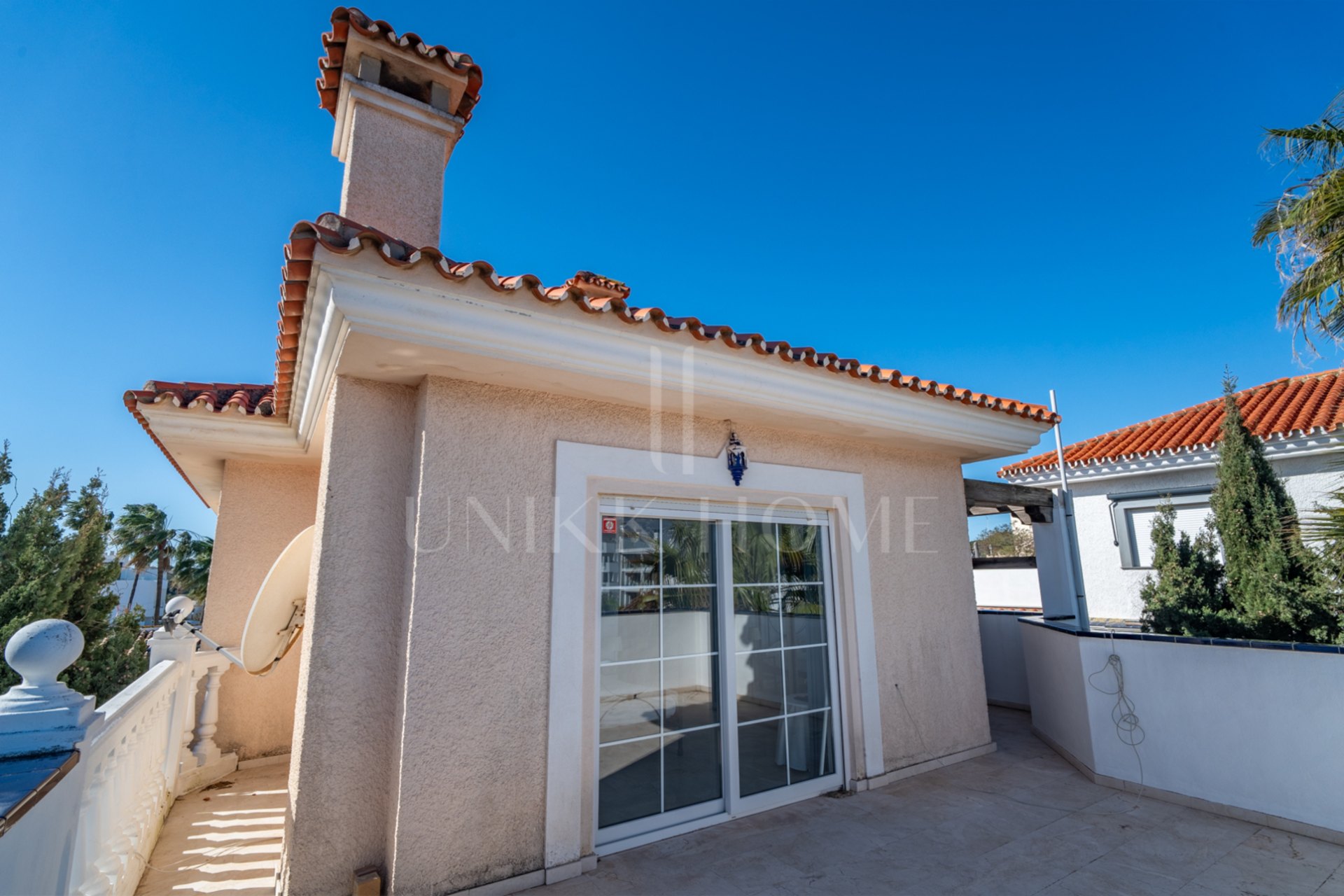 Discover this exclusive villa located in one of the most prestigious residential areas of Fuengirola, located on an elevated plot that offers spectacular panoramic sea views, Sohail Castle and the surrounding mountains. Your privileged
