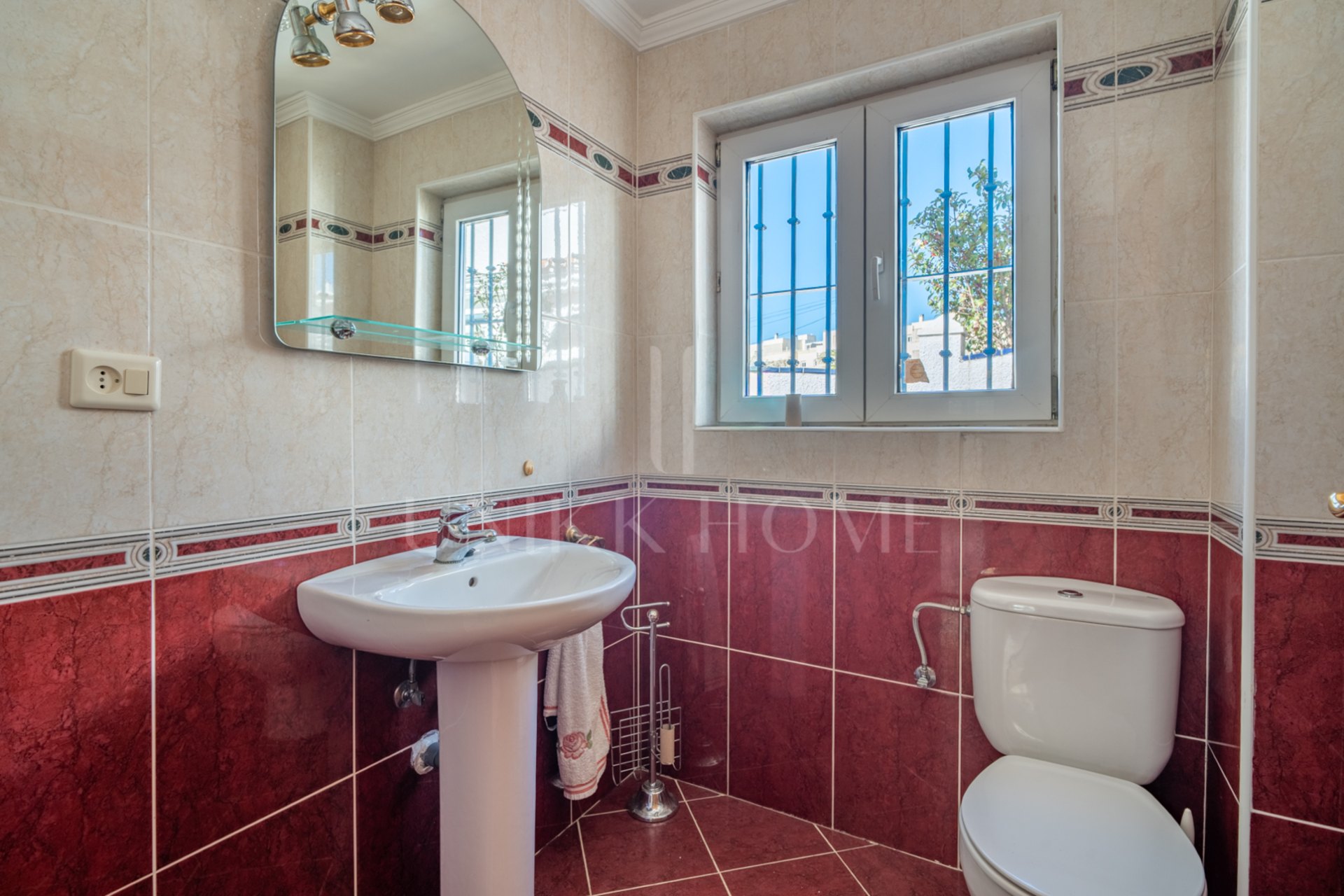 Discover this exclusive villa located in one of the most prestigious residential areas of Fuengirola, located on an elevated plot that offers spectacular panoramic sea views, Sohail Castle and the surrounding mountains. Your privileged