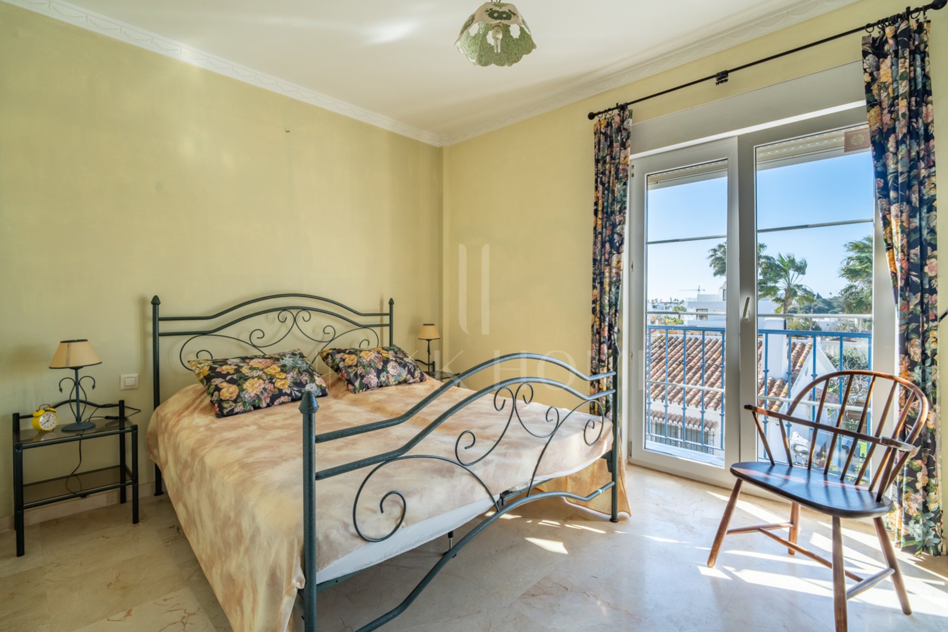 Discover this exclusive villa located in one of the most prestigious residential areas of Fuengirola, located on an elevated plot that offers spectacular panoramic sea views, Sohail Castle and the surrounding mountains. Your privileged