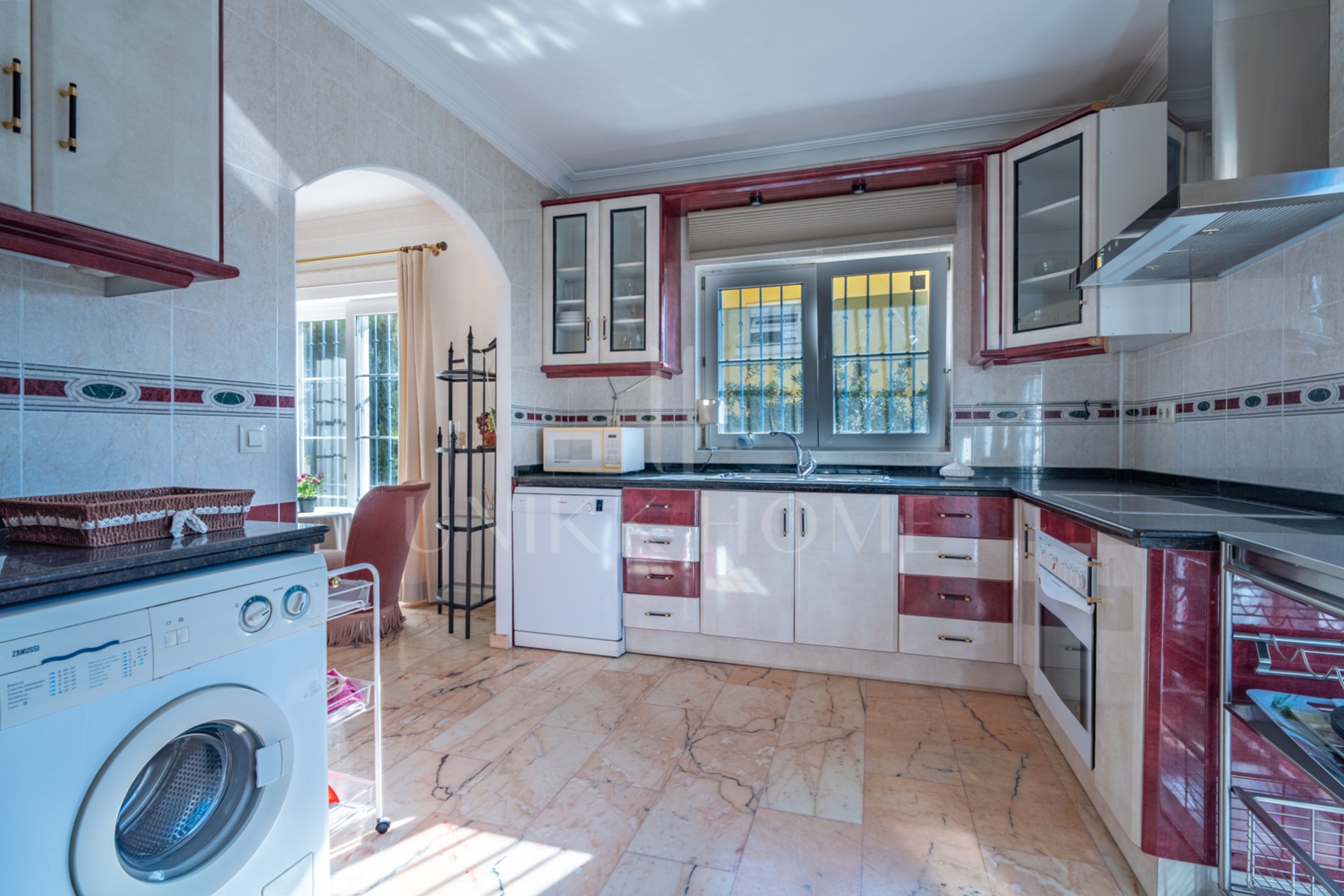 Discover this exclusive villa located in one of the most prestigious residential areas of Fuengirola, located on an elevated plot that offers spectacular panoramic sea views, Sohail Castle and the surrounding mountains. Your privileged