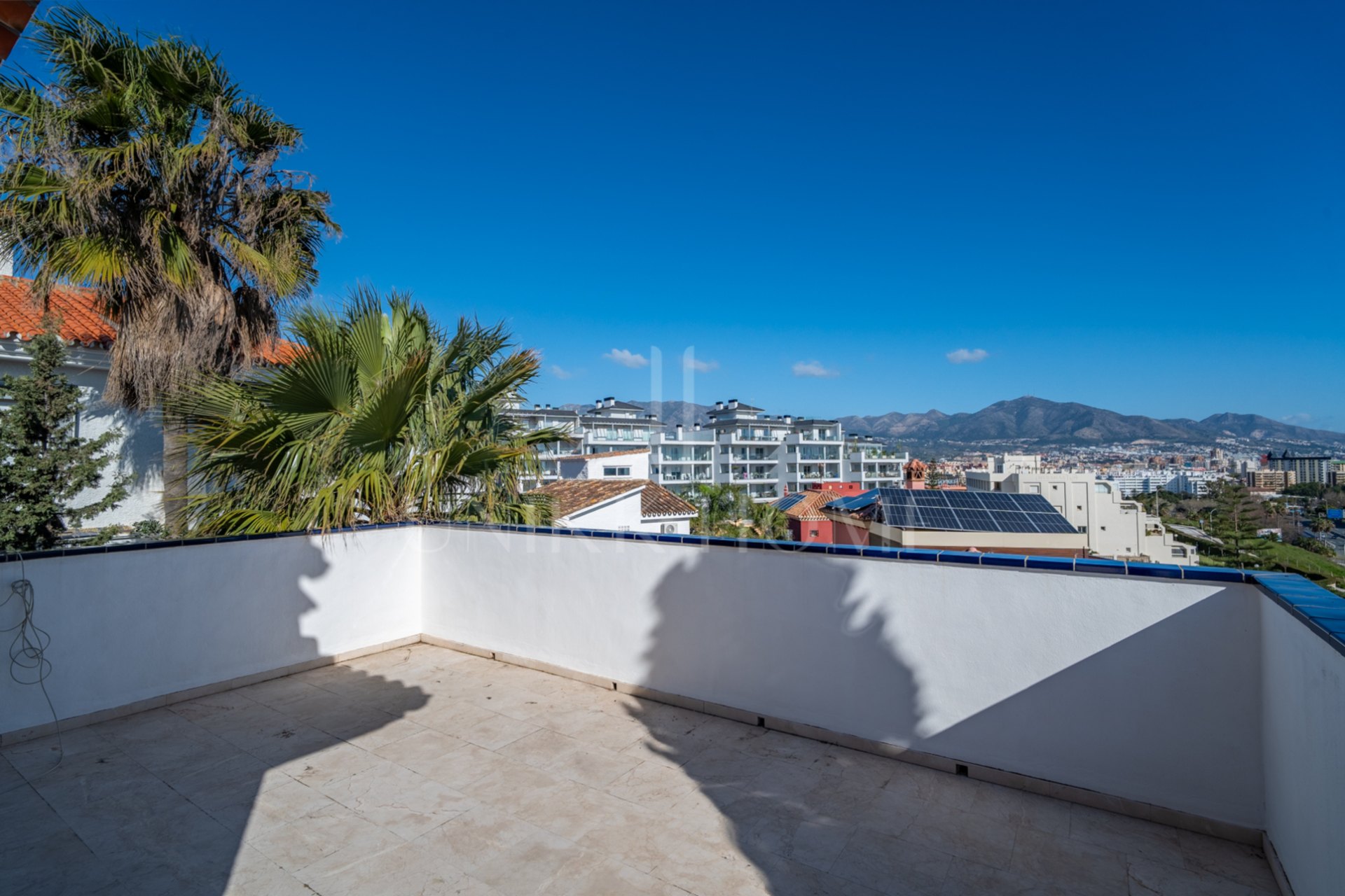 Discover this exclusive villa located in one of the most prestigious residential areas of Fuengirola, located on an elevated plot that offers spectacular panoramic sea views, Sohail Castle and the surrounding mountains. Your privileged