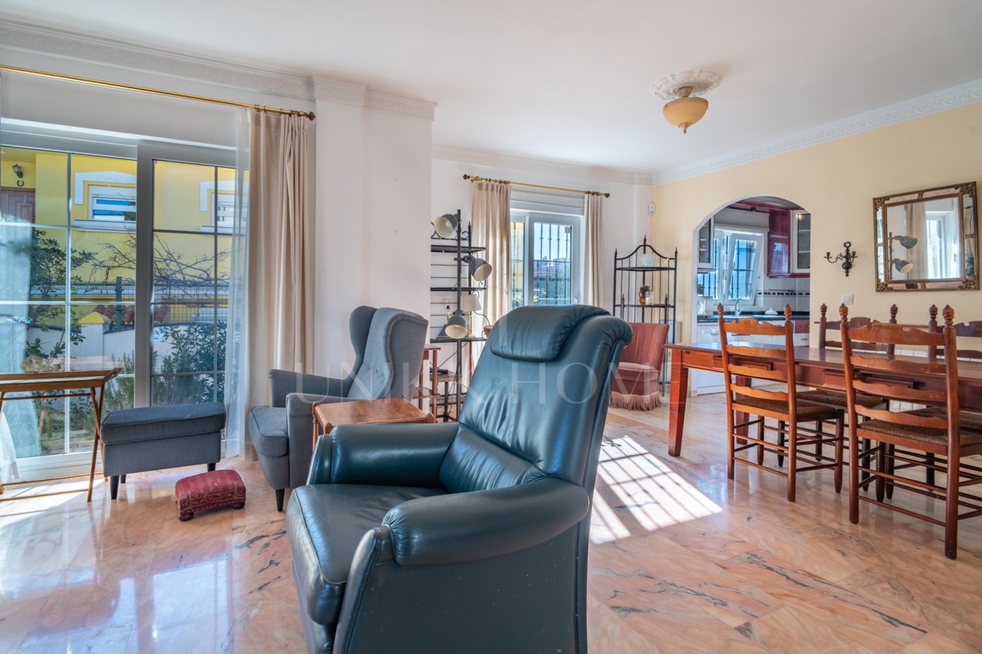 Discover this exclusive villa located in one of the most prestigious residential areas of Fuengirola, located on an elevated plot that offers spectacular panoramic sea views, Sohail Castle and the surrounding mountains. Your privileged