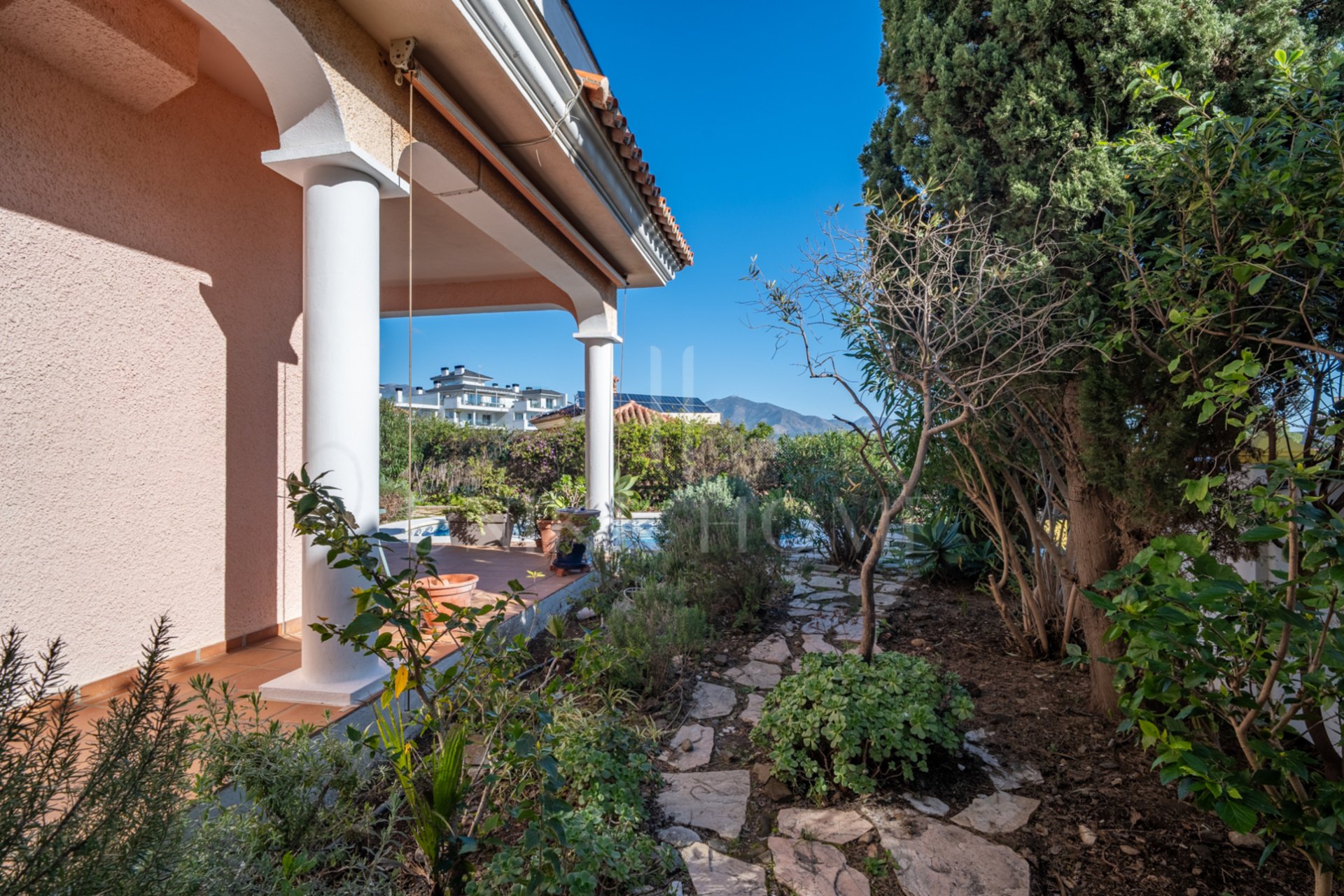 Discover this exclusive villa located in one of the most prestigious residential areas of Fuengirola, located on an elevated plot that offers spectacular panoramic sea views, Sohail Castle and the surrounding mountains. Your privileged