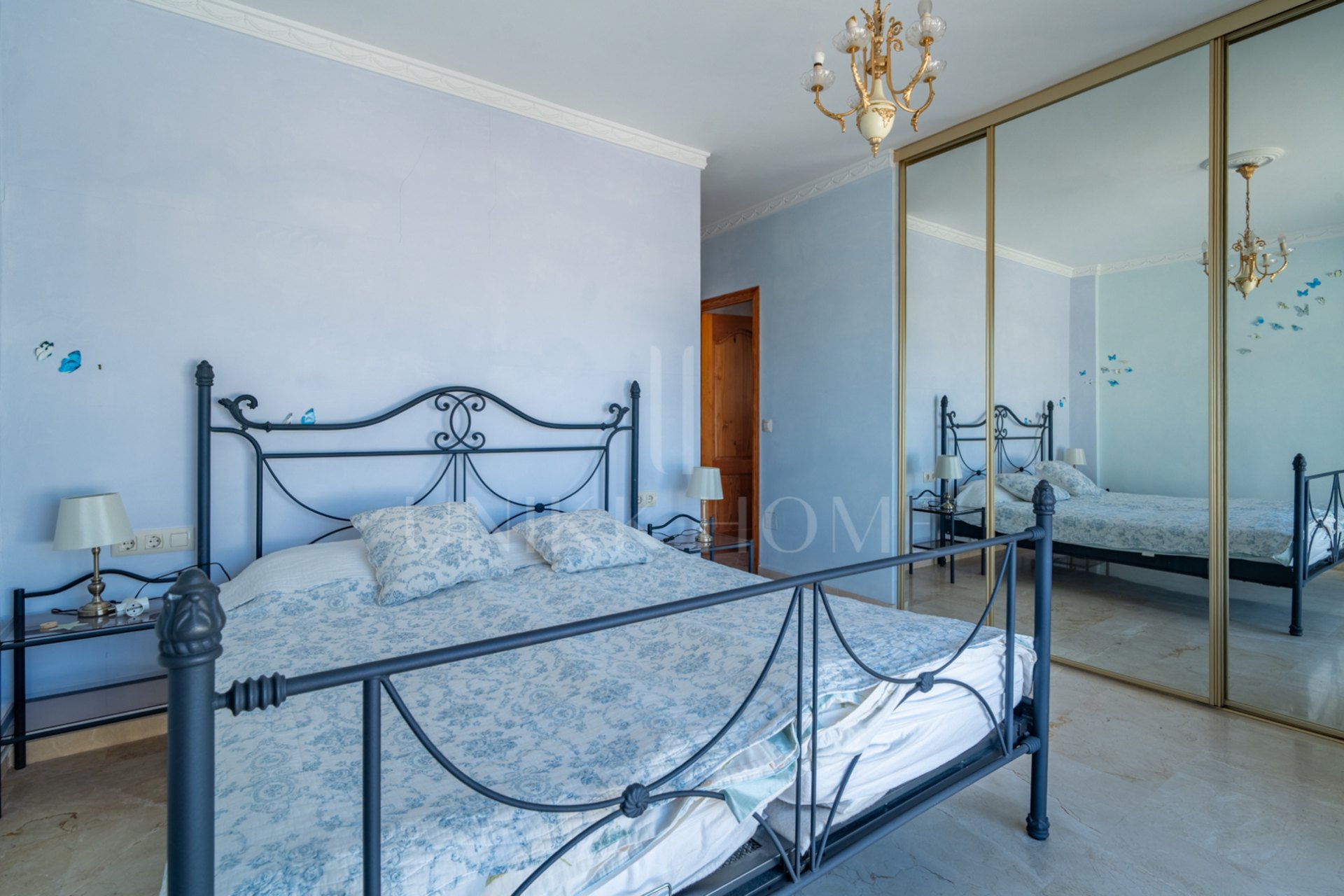 Discover this exclusive villa located in one of the most prestigious residential areas of Fuengirola, located on an elevated plot that offers spectacular panoramic sea views, Sohail Castle and the surrounding mountains. Your privileged