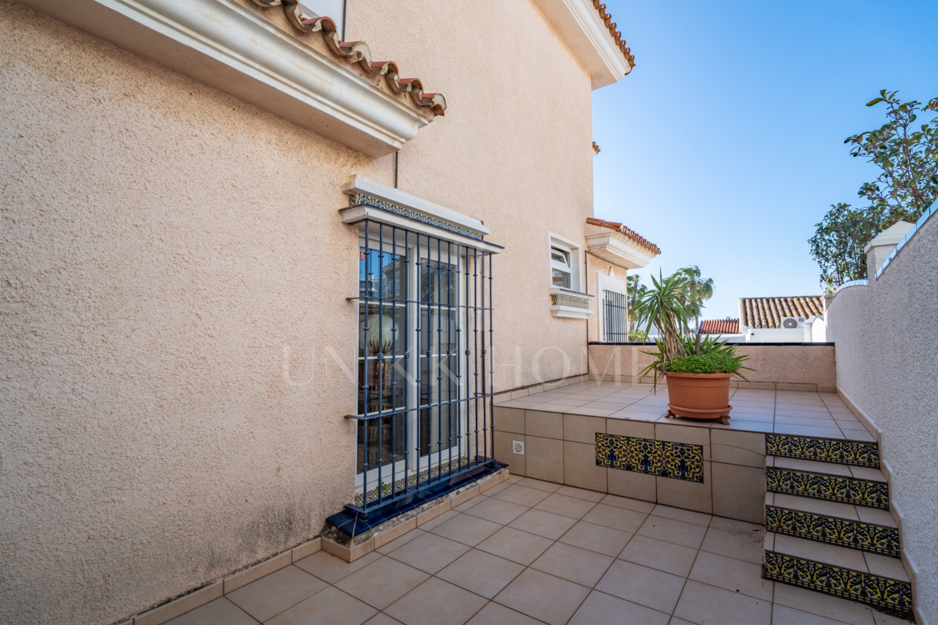 Discover this exclusive villa located in one of the most prestigious residential areas of Fuengirola, located on an elevated plot that offers spectacular panoramic sea views, Sohail Castle and the surrounding mountains. Your privileged