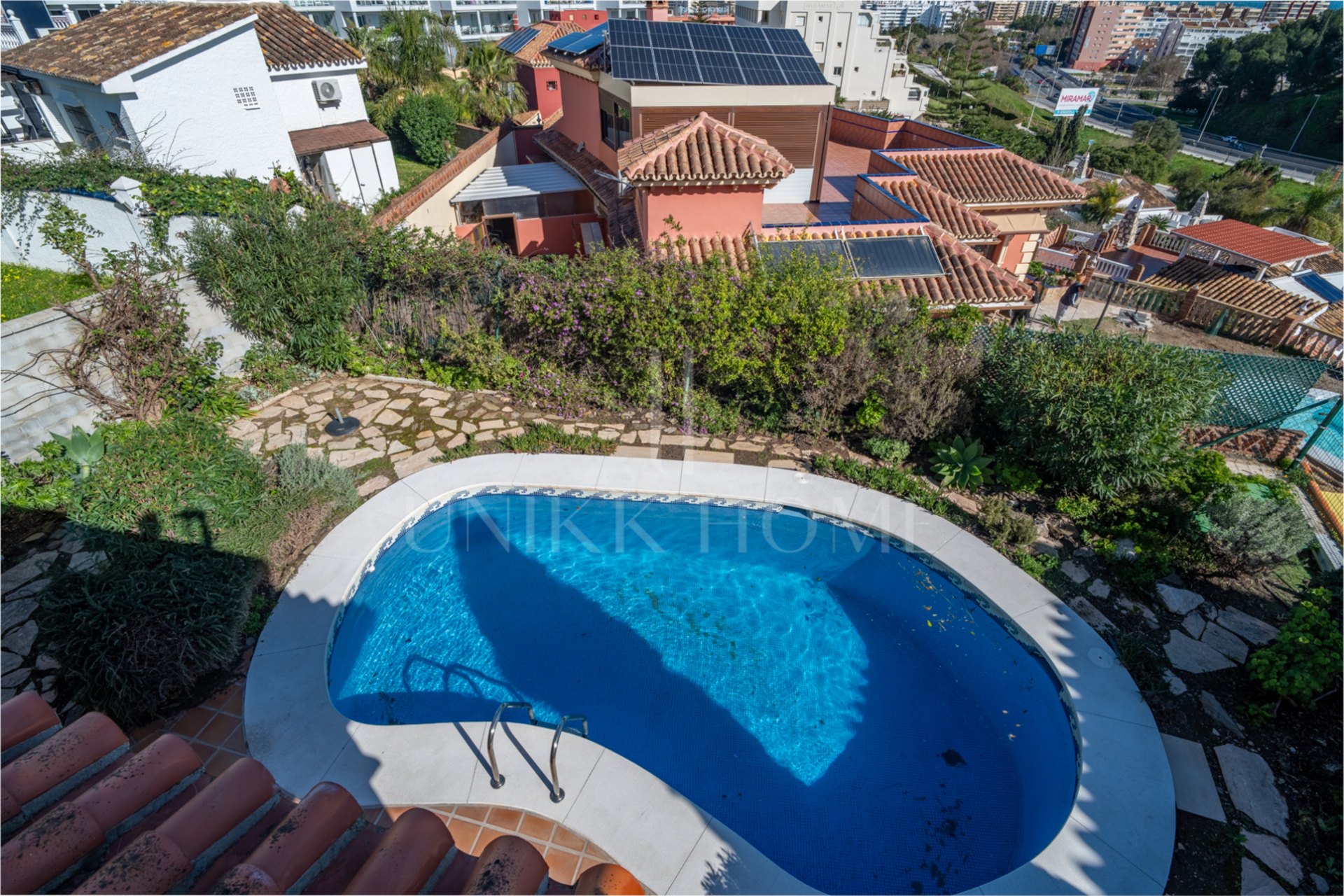 Discover this exclusive villa located in one of the most prestigious residential areas of Fuengirola, located on an elevated plot that offers spectacular panoramic sea views, Sohail Castle and the surrounding mountains. Your privileged