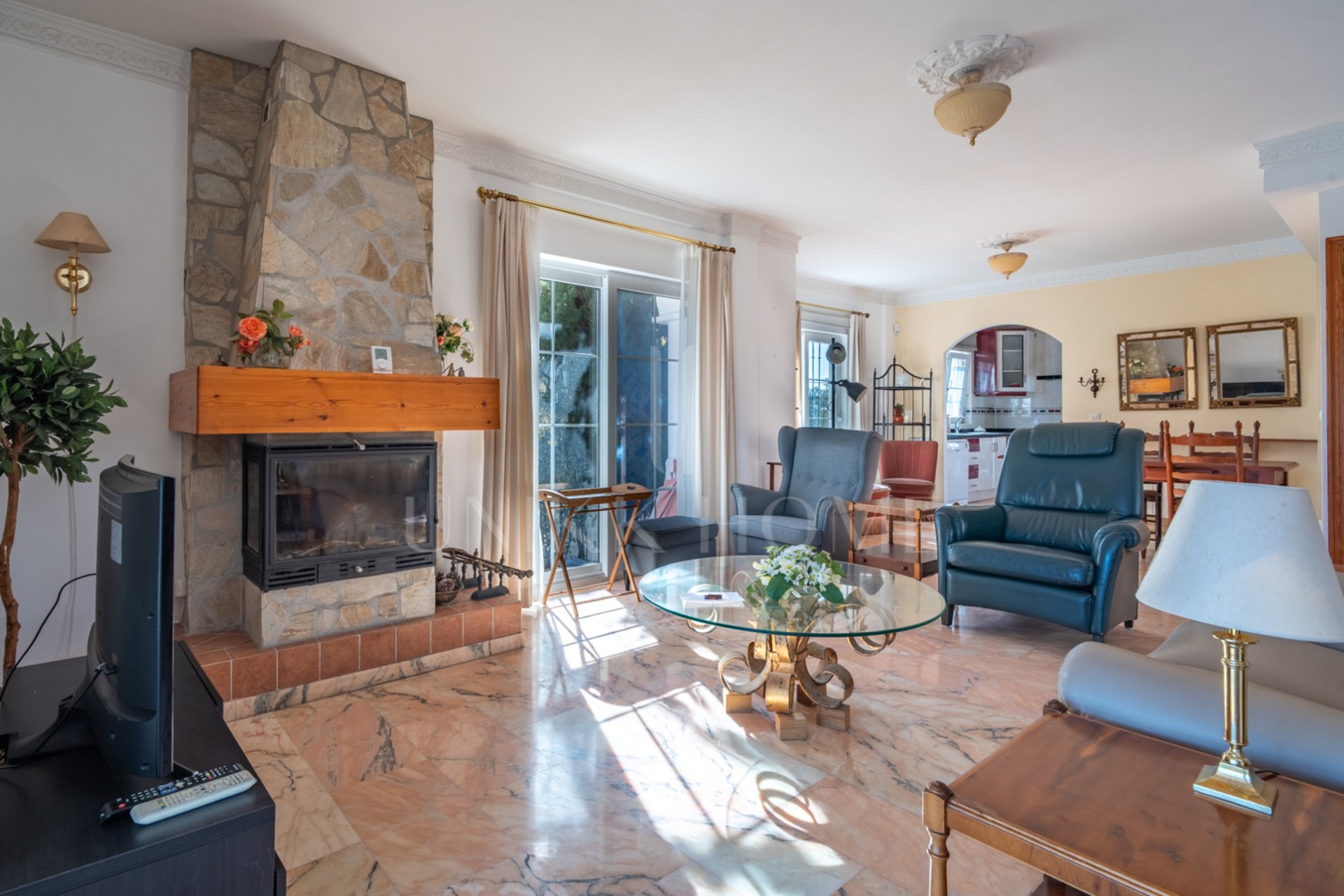 Discover this exclusive villa located in one of the most prestigious residential areas of Fuengirola, located on an elevated plot that offers spectacular panoramic sea views, Sohail Castle and the surrounding mountains. Your privileged