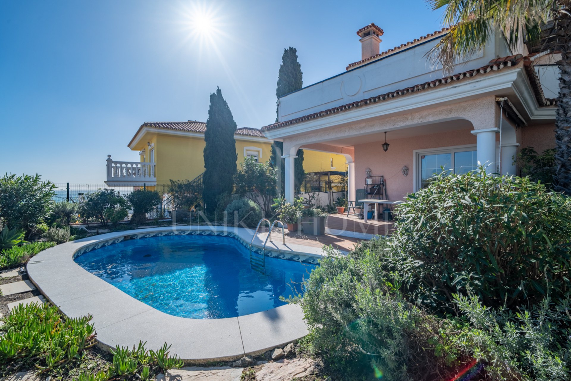 Discover this exclusive villa located in one of the most prestigious residential areas of Fuengirola, located on an elevated plot that offers spectacular panoramic sea views, Sohail Castle and the surrounding mountains. Your privileged