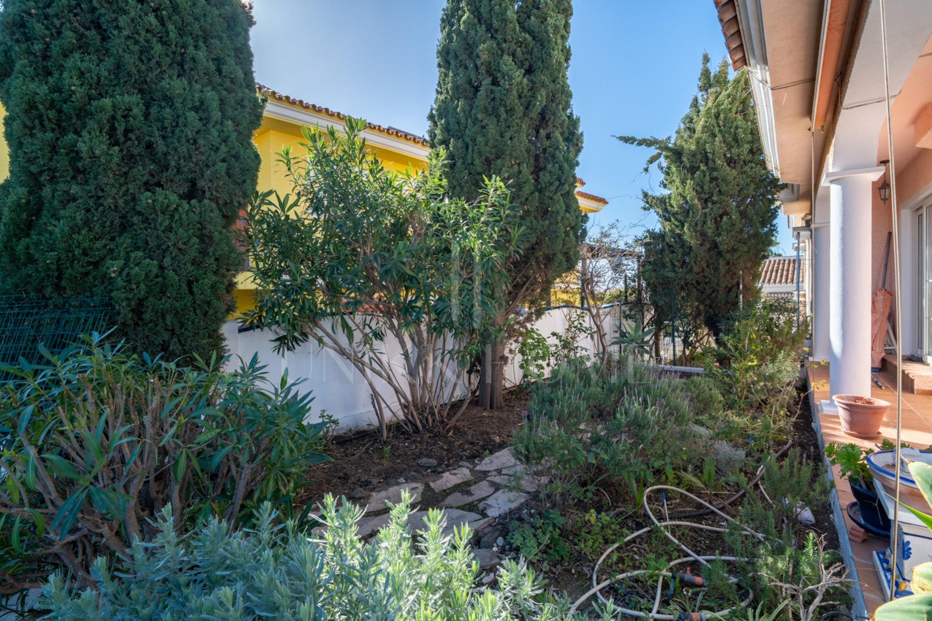 Discover this exclusive villa located in one of the most prestigious residential areas of Fuengirola, located on an elevated plot that offers spectacular panoramic sea views, Sohail Castle and the surrounding mountains. Your privileged