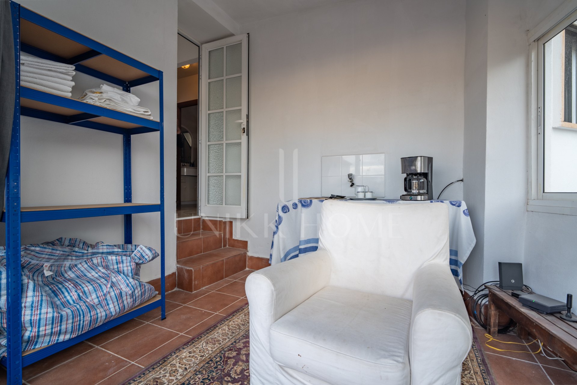 Villa con Vistas Panorámicas en El Candado Esta propiedad se encuentra situada al final de una tranquila calle sin salida en la parte alta de El Candado. Su ubicación garantiza una privacidad total y ofrece una de las vistas más despejadas de la zona, aba