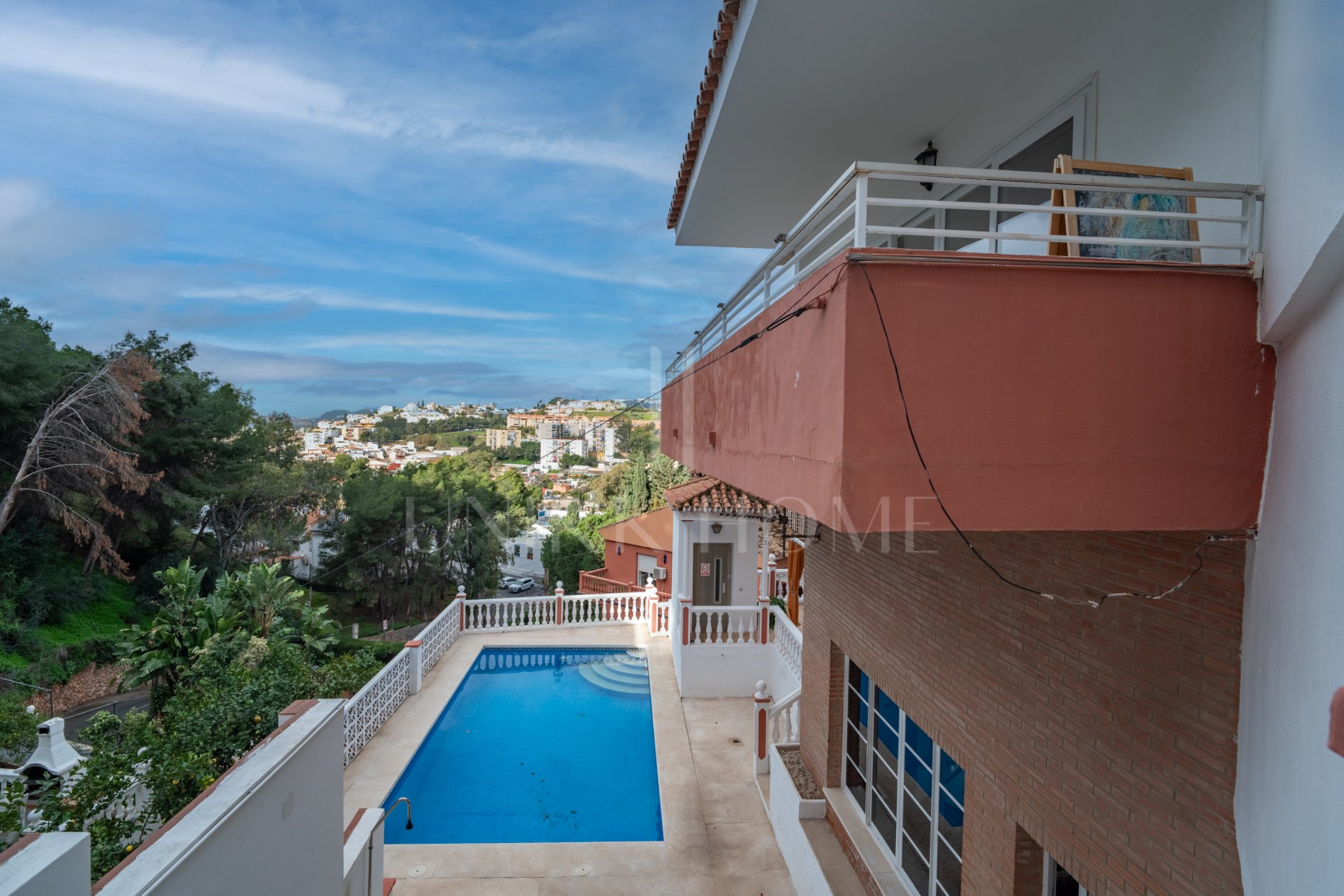 Villa con Vistas Panorámicas en El Candado Esta propiedad se encuentra situada al final de una tranquila calle sin salida en la parte alta de El Candado. Su ubicación garantiza una privacidad total y ofrece una de las vistas más despejadas de la zona, aba