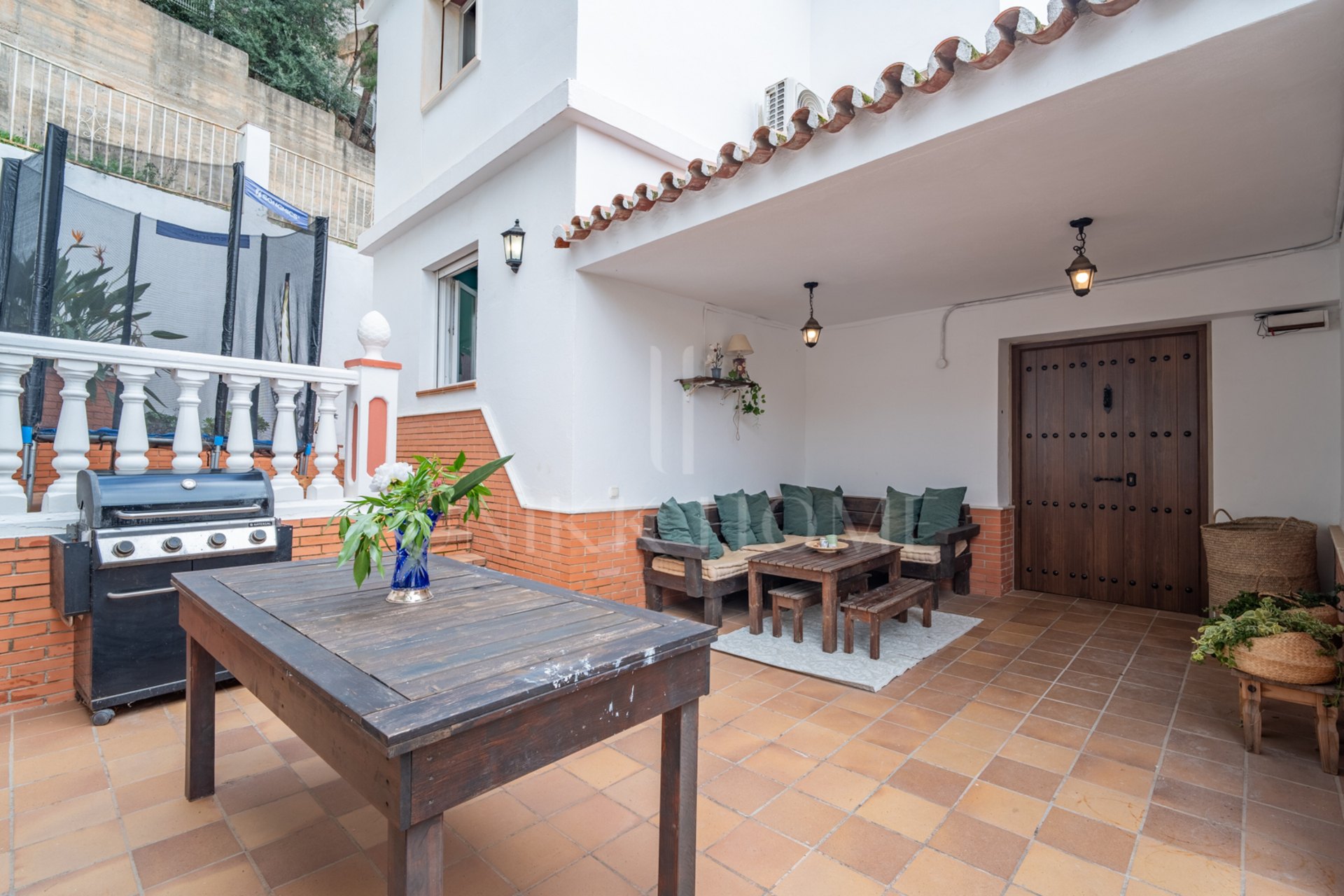 Villa con Vistas Panorámicas en El Candado Esta propiedad se encuentra situada al final de una tranquila calle sin salida en la parte alta de El Candado. Su ubicación garantiza una privacidad total y ofrece una de las vistas más despejadas de la zona, aba