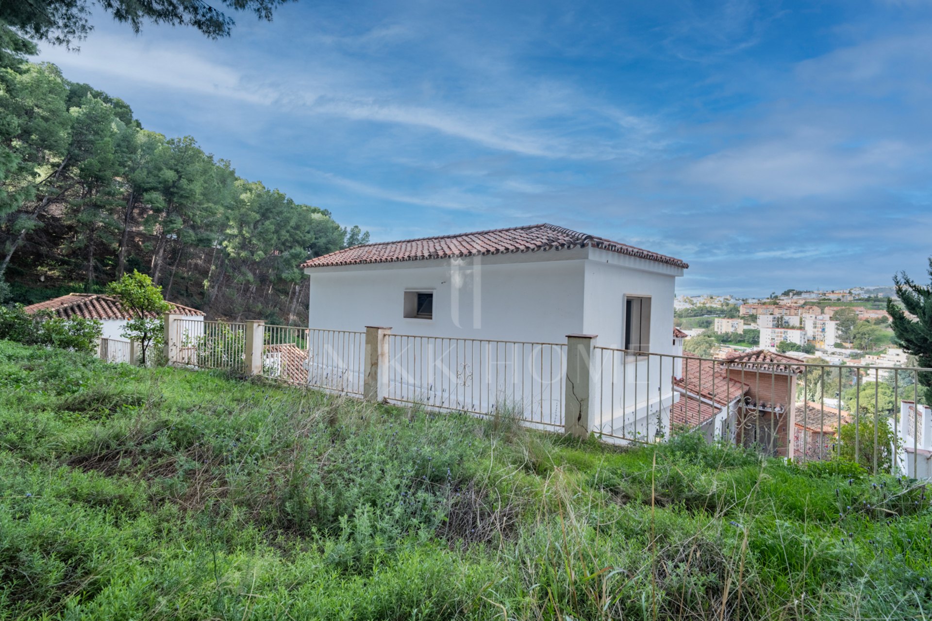Villa con Vistas Panorámicas en El Candado Esta propiedad se encuentra situada al final de una tranquila calle sin salida en la parte alta de El Candado. Su ubicación garantiza una privacidad total y ofrece una de las vistas más despejadas de la zona, aba