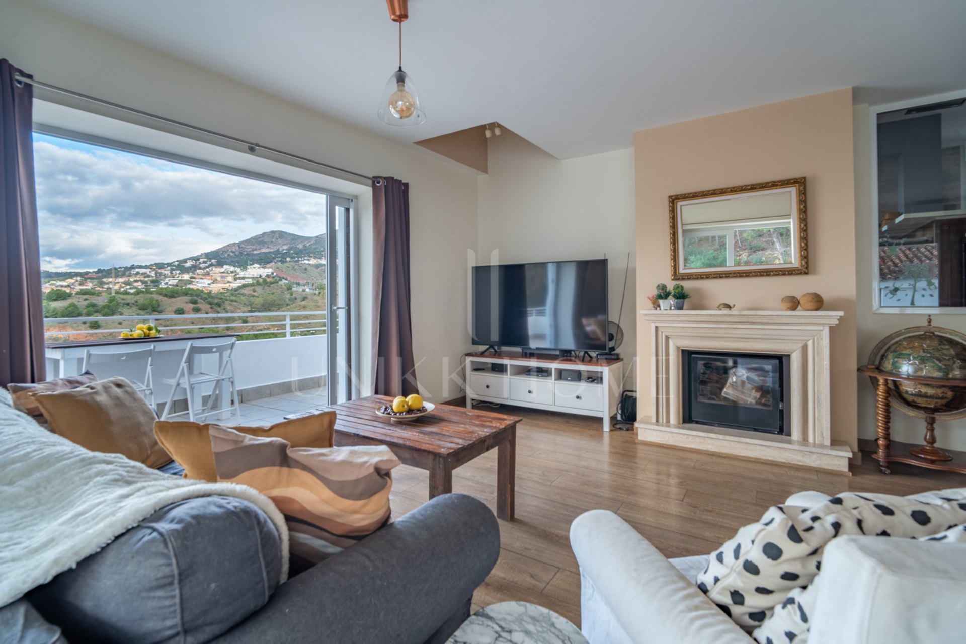 Villa con Vistas Panorámicas en El Candado Esta propiedad se encuentra situada al final de una tranquila calle sin salida en la parte alta de El Candado. Su ubicación garantiza una privacidad total y ofrece una de las vistas más despejadas de la zona, aba