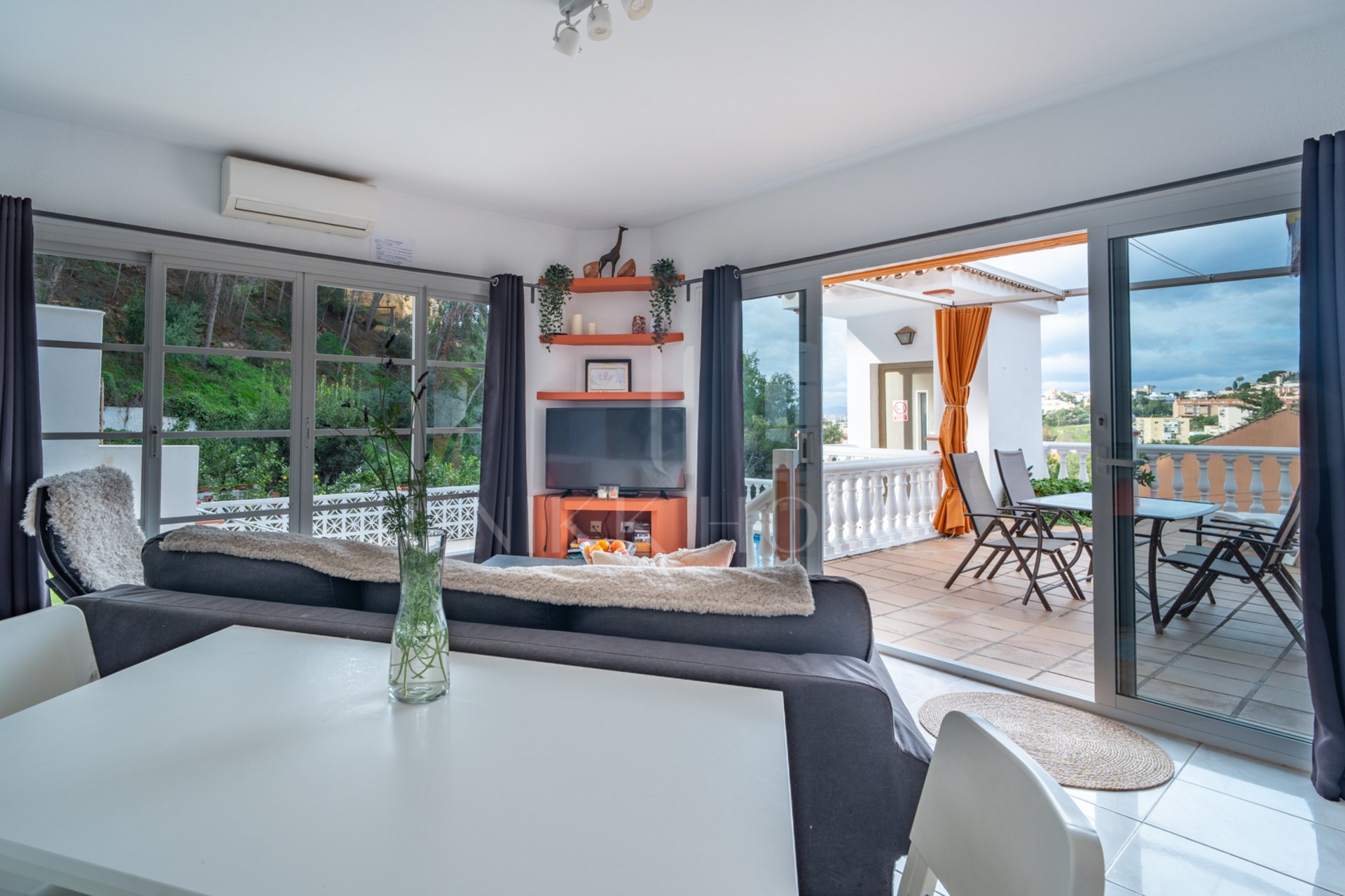 Villa con Vistas Panorámicas en El Candado Esta propiedad se encuentra situada al final de una tranquila calle sin salida en la parte alta de El Candado. Su ubicación garantiza una privacidad total y ofrece una de las vistas más despejadas de la zona, aba