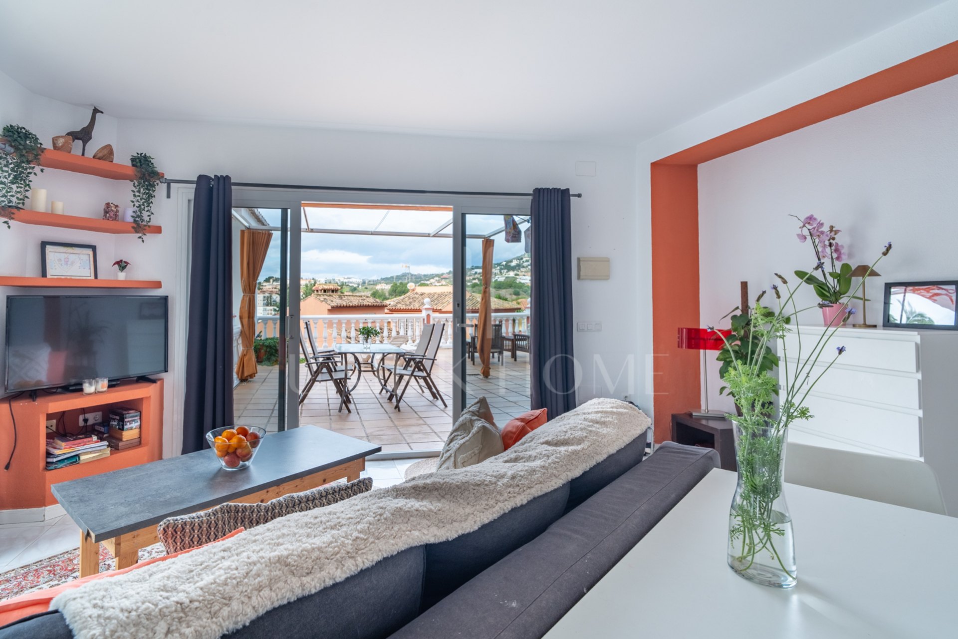 Villa con Vistas Panorámicas en El Candado Esta propiedad se encuentra situada al final de una tranquila calle sin salida en la parte alta de El Candado. Su ubicación garantiza una privacidad total y ofrece una de las vistas más despejadas de la zona, aba