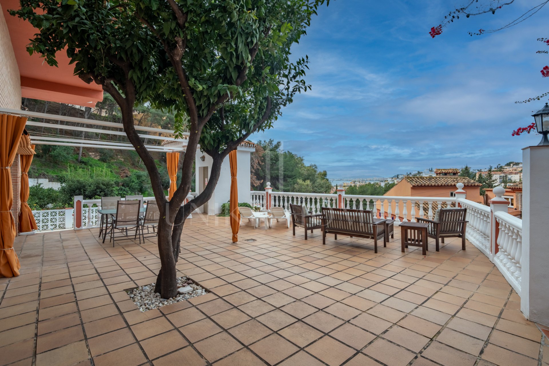 Villa con Vistas Panorámicas en El Candado Esta propiedad se encuentra situada al final de una tranquila calle sin salida en la parte alta de El Candado. Su ubicación garantiza una privacidad total y ofrece una de las vistas más despejadas de la zona, aba