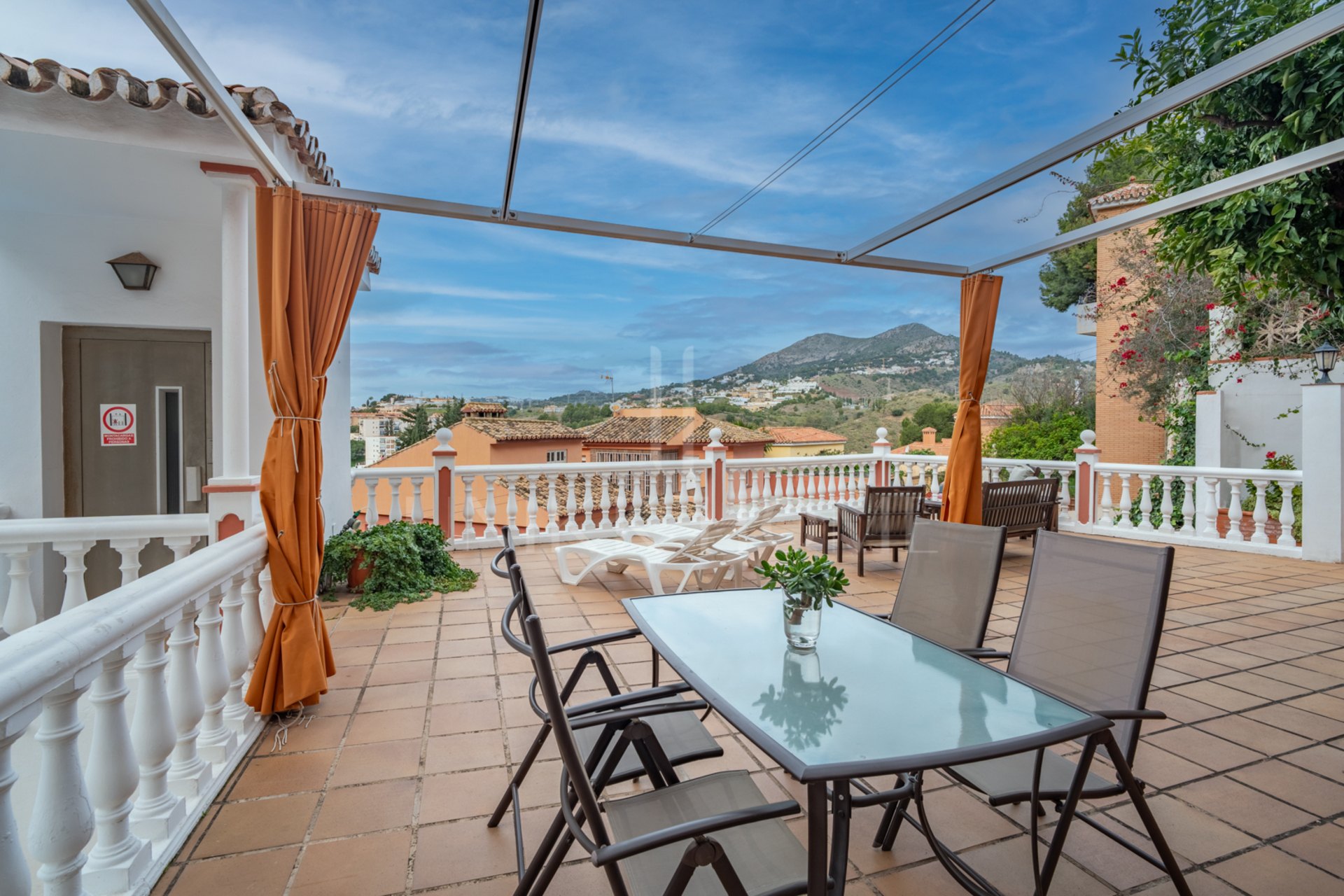 Villa con Vistas Panorámicas en El Candado Esta propiedad se encuentra situada al final de una tranquila calle sin salida en la parte alta de El Candado. Su ubicación garantiza una privacidad total y ofrece una de las vistas más despejadas de la zona, aba