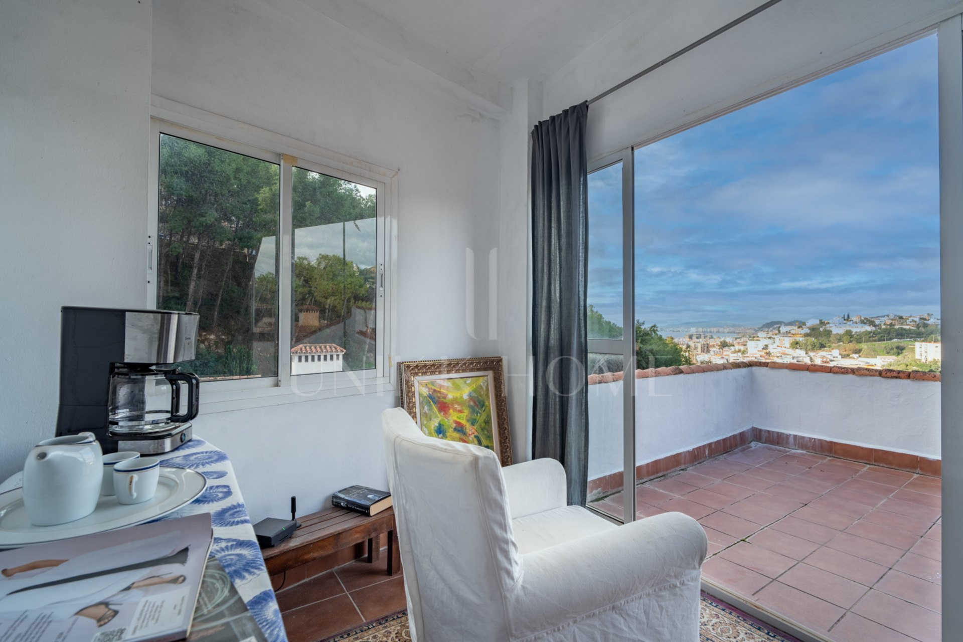 Villa con Vistas Panorámicas en El Candado Esta propiedad se encuentra situada al final de una tranquila calle sin salida en la parte alta de El Candado. Su ubicación garantiza una privacidad total y ofrece una de las vistas más despejadas de la zona, aba