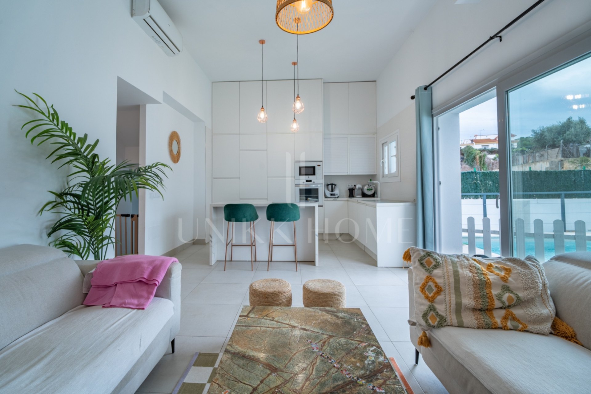 Esta elegante villa contemporánea, situada en una tranquila zona residencial de Málaga Este, se alza sobre una parcela de 370 m² y destaca por su diseño luminoso, funcional y sofisticado. La propiedad se distribuye en dos plantas más un amplio sótano, ofr