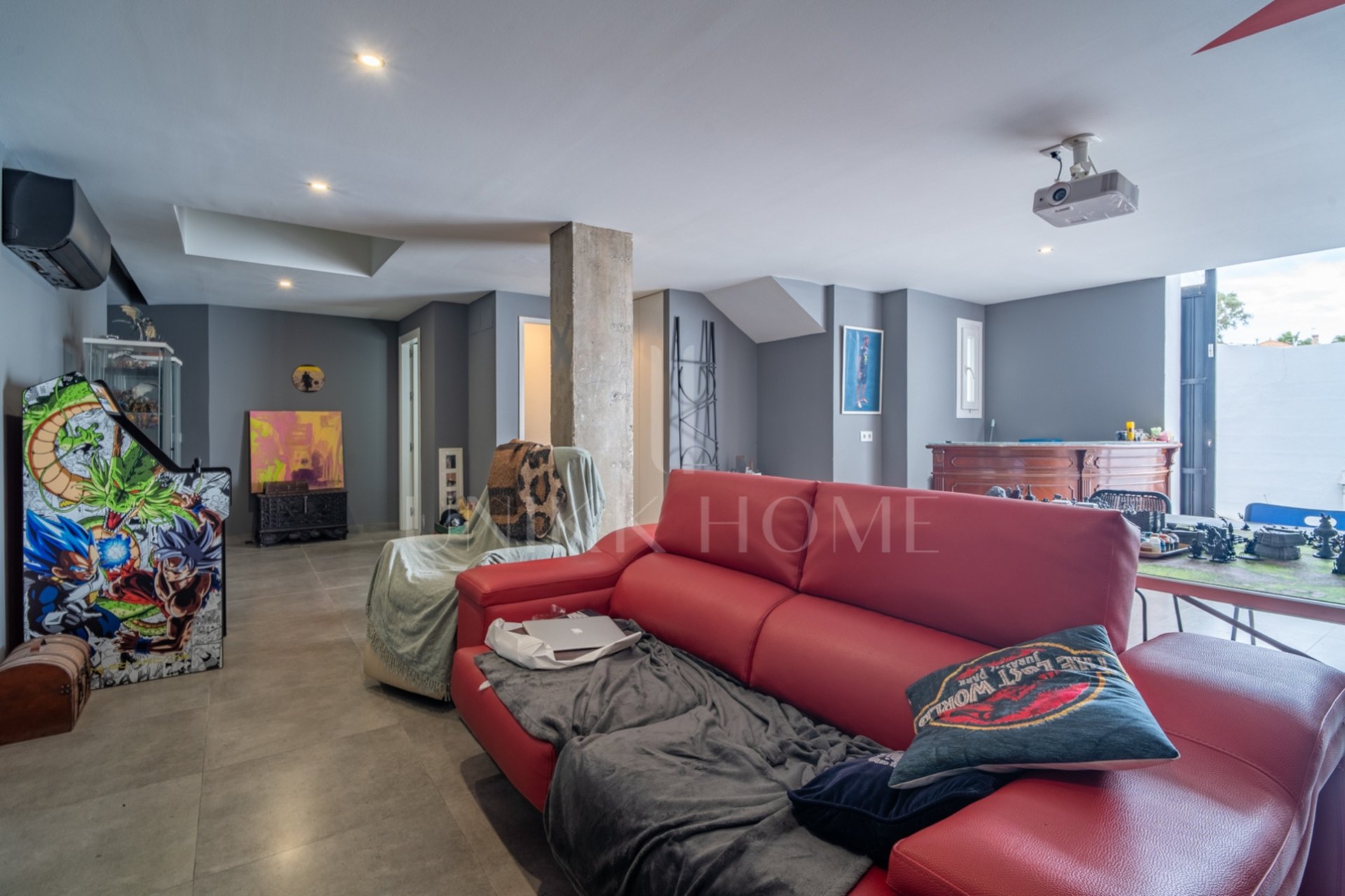 Esta elegante villa contemporánea, situada en una tranquila zona residencial de Málaga Este, se alza sobre una parcela de 370 m² y destaca por su diseño luminoso, funcional y sofisticado. La propiedad se distribuye en dos plantas más un amplio sótano, ofr