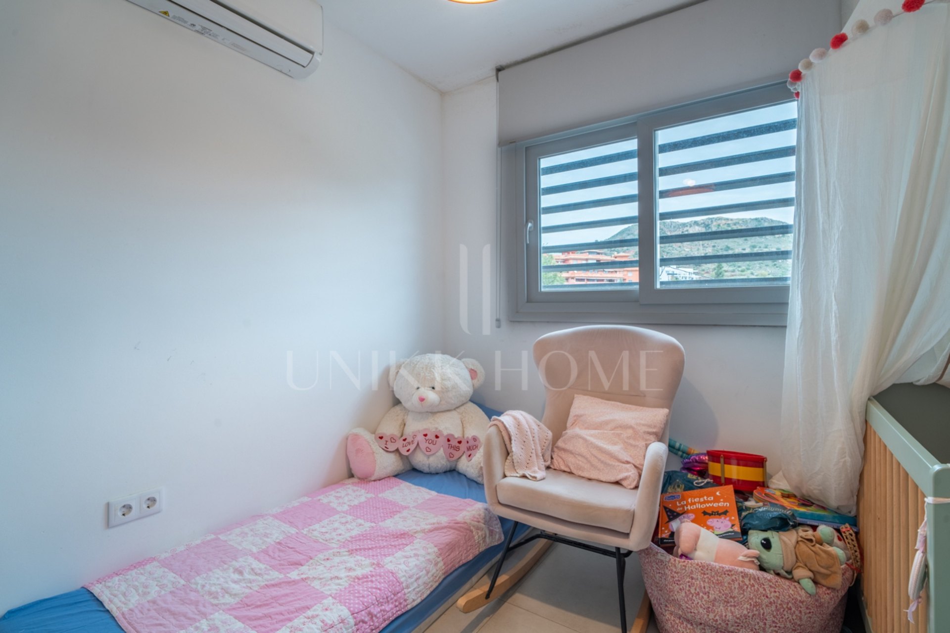 Esta elegante villa contemporánea, situada en una tranquila zona residencial de Málaga Este, se alza sobre una parcela de 370 m² y destaca por su diseño luminoso, funcional y sofisticado. La propiedad se distribuye en dos plantas más un amplio sótano, ofr