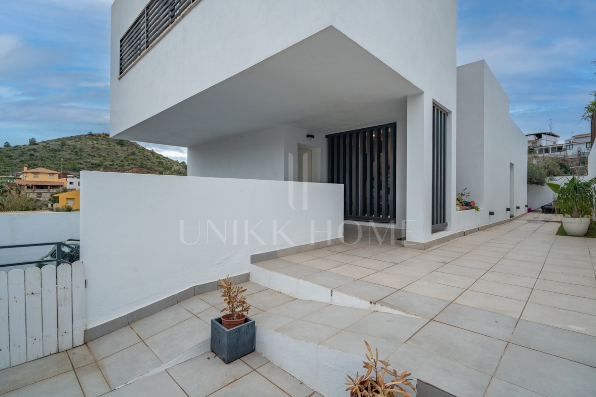 Esta elegante villa contemporánea, situada en una tranquila zona residencial de Málaga Este, se alza sobre una parcela de 370 m² y destaca por su diseño luminoso, funcional y sofisticado. La propiedad se distribuye en dos plantas más un amplio sótano, ofr