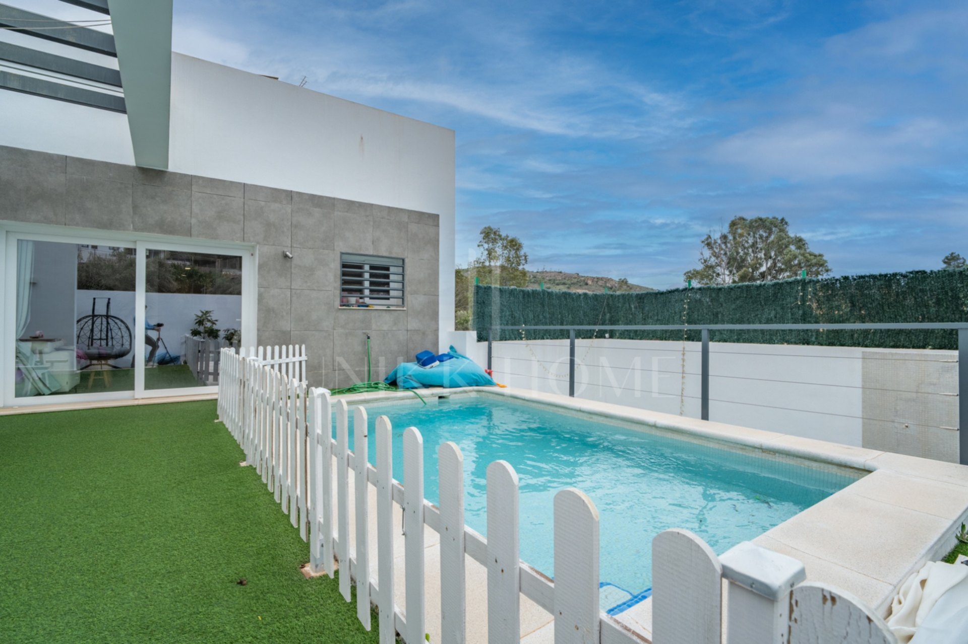 Esta elegante villa contemporánea, situada en una tranquila zona residencial de Málaga Este, se alza sobre una parcela de 370 m² y destaca por su diseño luminoso, funcional y sofisticado. La propiedad se distribuye en dos plantas más un amplio sótano, ofr