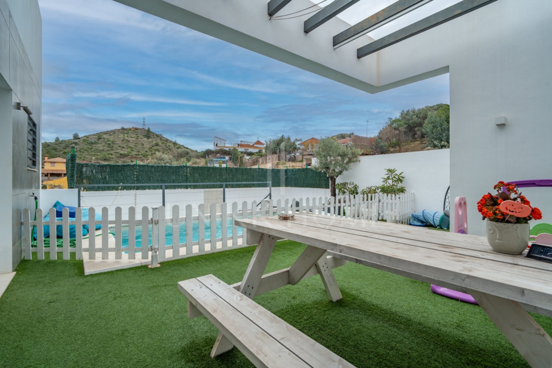 Esta elegante villa contemporánea, situada en una tranquila zona residencial de Málaga Este, se alza sobre una parcela de 370 m² y destaca por su diseño luminoso, funcional y sofisticado. La propiedad se distribuye en dos plantas más un amplio sótano, ofr