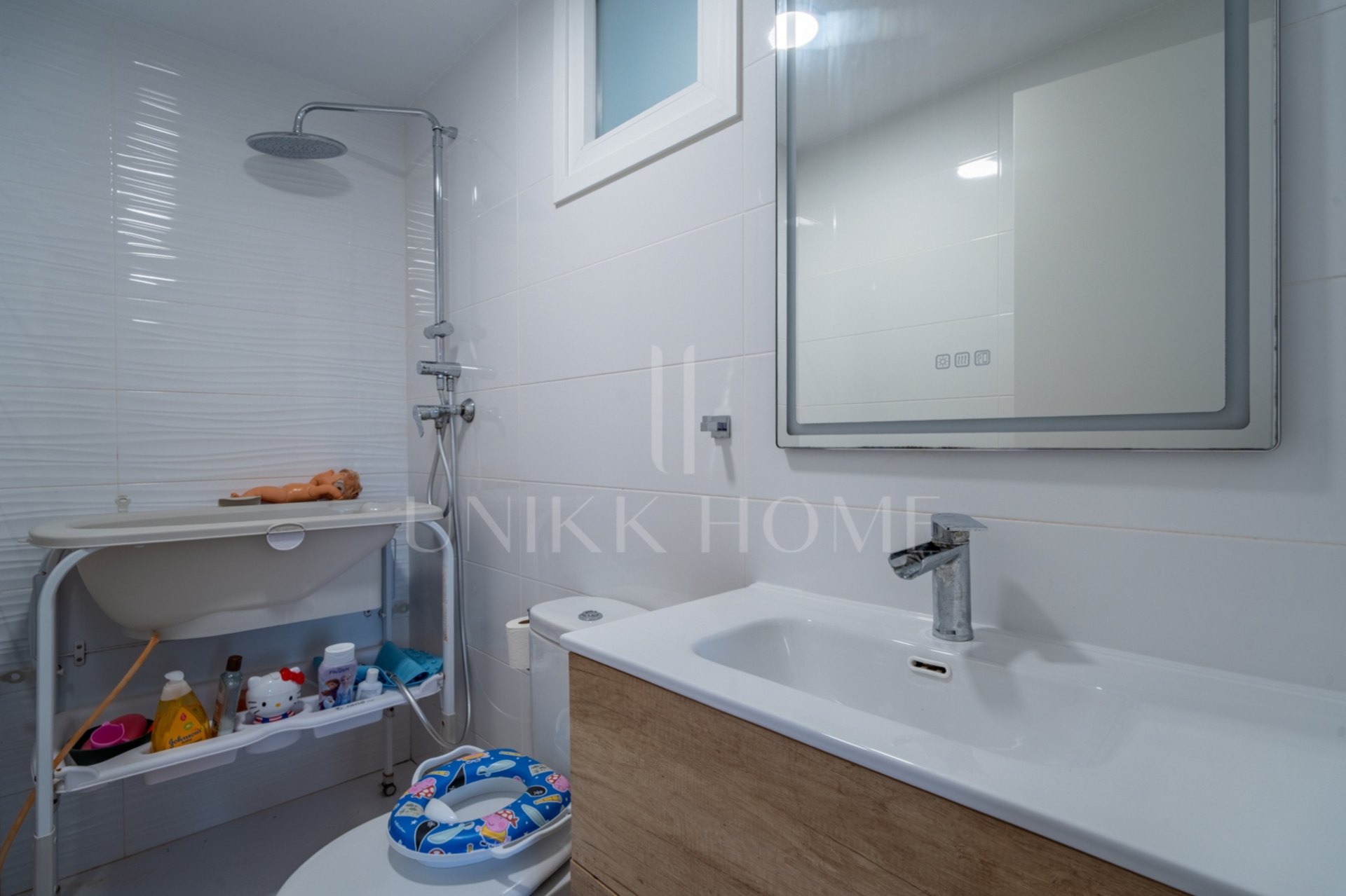Esta elegante villa contemporánea, situada en una tranquila zona residencial de Málaga Este, se alza sobre una parcela de 370 m² y destaca por su diseño luminoso, funcional y sofisticado. La propiedad se distribuye en dos plantas más un amplio sótano, ofr