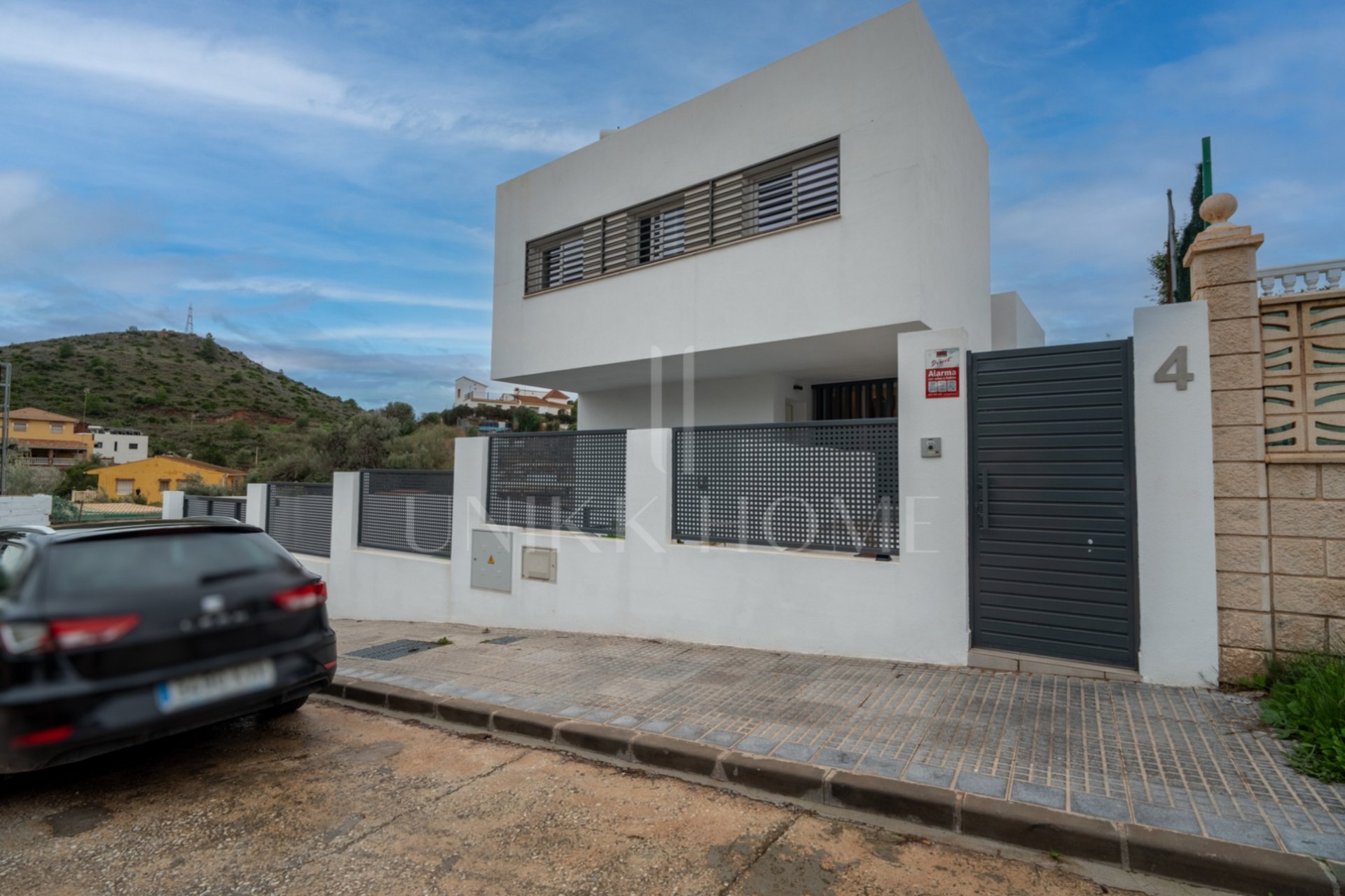 Esta elegante villa contemporánea, situada en una tranquila zona residencial de Málaga Este, se alza sobre una parcela de 370 m² y destaca por su diseño luminoso, funcional y sofisticado. La propiedad se distribuye en dos plantas más un amplio sótano, ofr