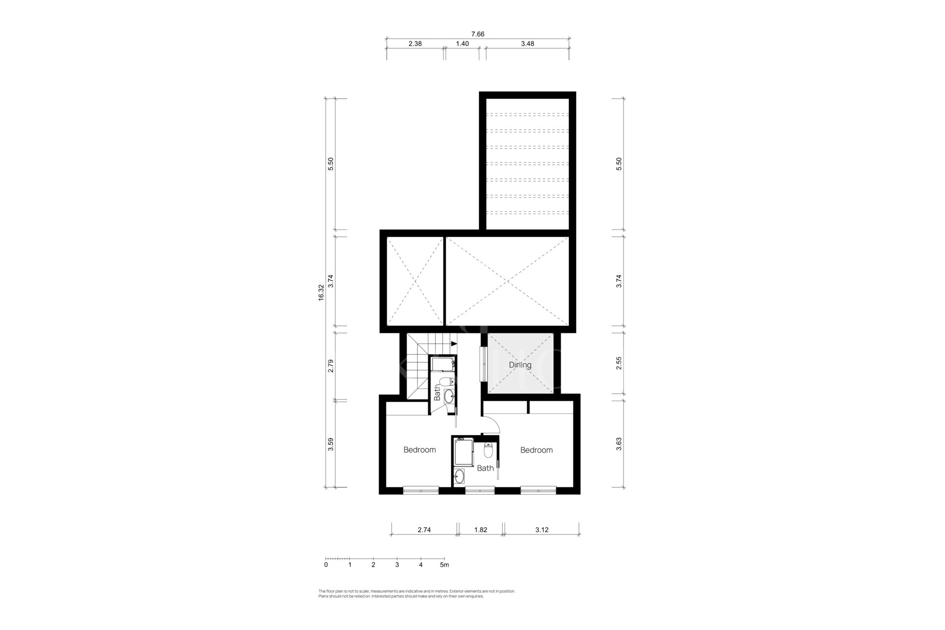 Esta elegante villa contemporánea, situada en una tranquila zona residencial de Málaga Este, se alza sobre una parcela de 370 m² y destaca por su diseño luminoso, funcional y sofisticado. La propiedad se distribuye en dos plantas más un amplio sótano, ofr