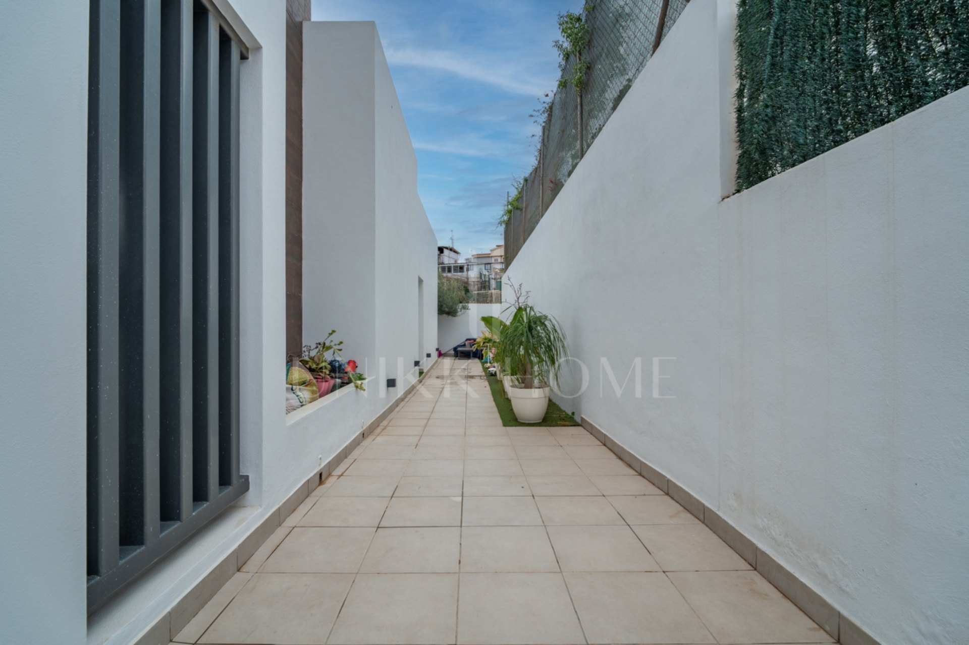 Esta elegante villa contemporánea, situada en una tranquila zona residencial de Málaga Este, se alza sobre una parcela de 370 m² y destaca por su diseño luminoso, funcional y sofisticado. La propiedad se distribuye en dos plantas más un amplio sótano, ofr