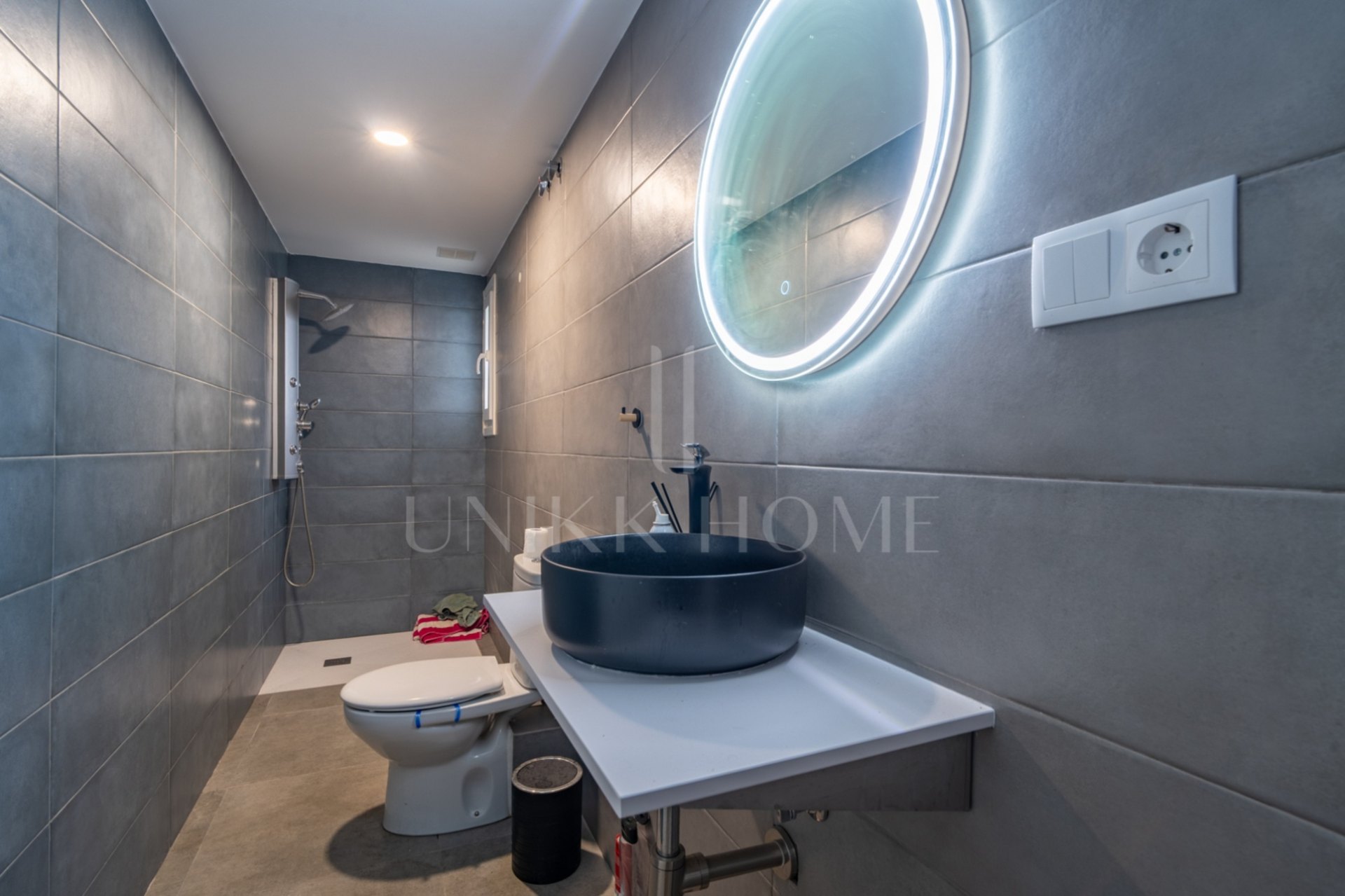 Esta elegante villa contemporánea, situada en una tranquila zona residencial de Málaga Este, se alza sobre una parcela de 370 m² y destaca por su diseño luminoso, funcional y sofisticado. La propiedad se distribuye en dos plantas más un amplio sótano, ofr