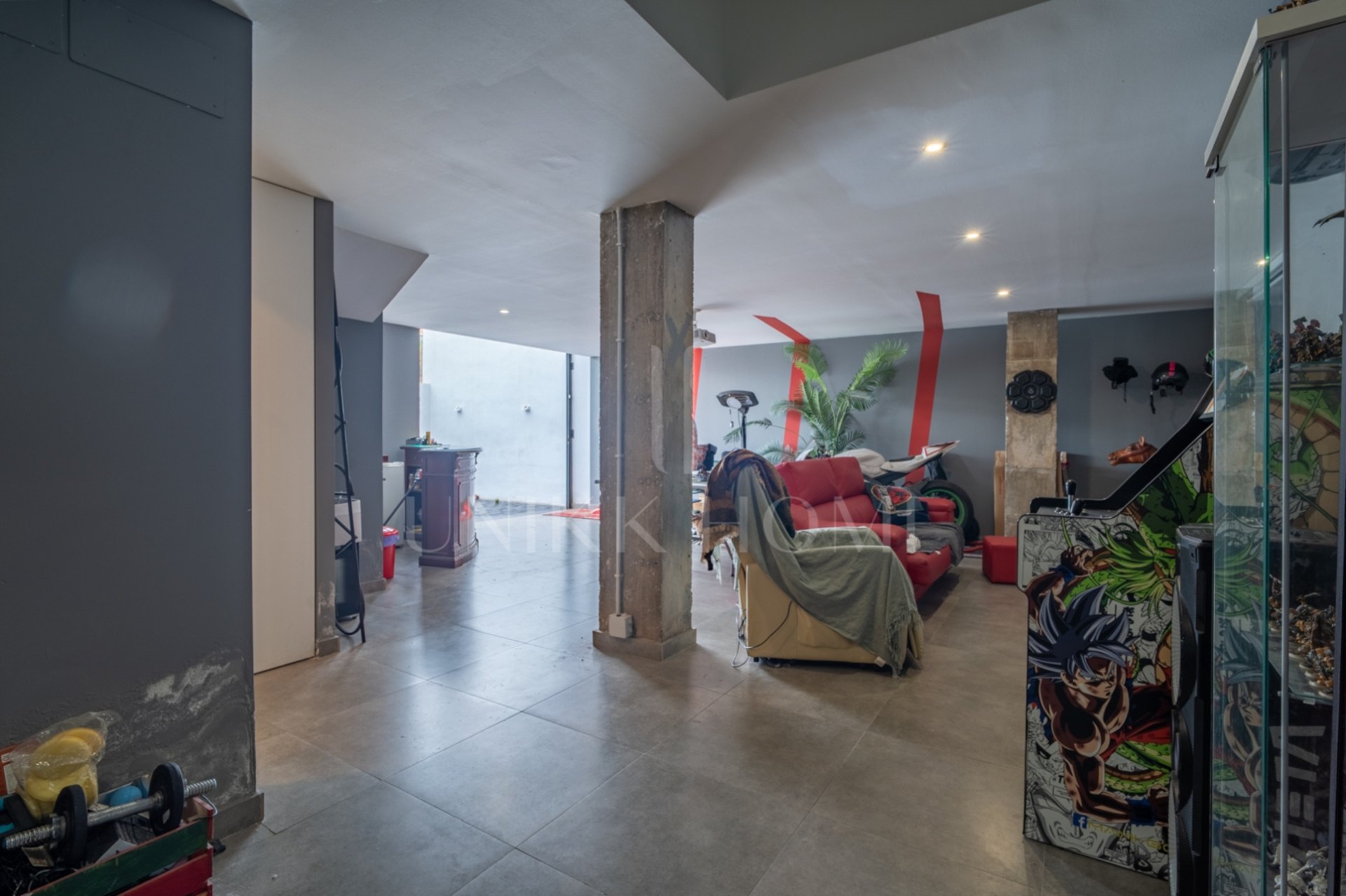 Esta elegante villa contemporánea, situada en una tranquila zona residencial de Málaga Este, se alza sobre una parcela de 370 m² y destaca por su diseño luminoso, funcional y sofisticado. La propiedad se distribuye en dos plantas más un amplio sótano, ofr